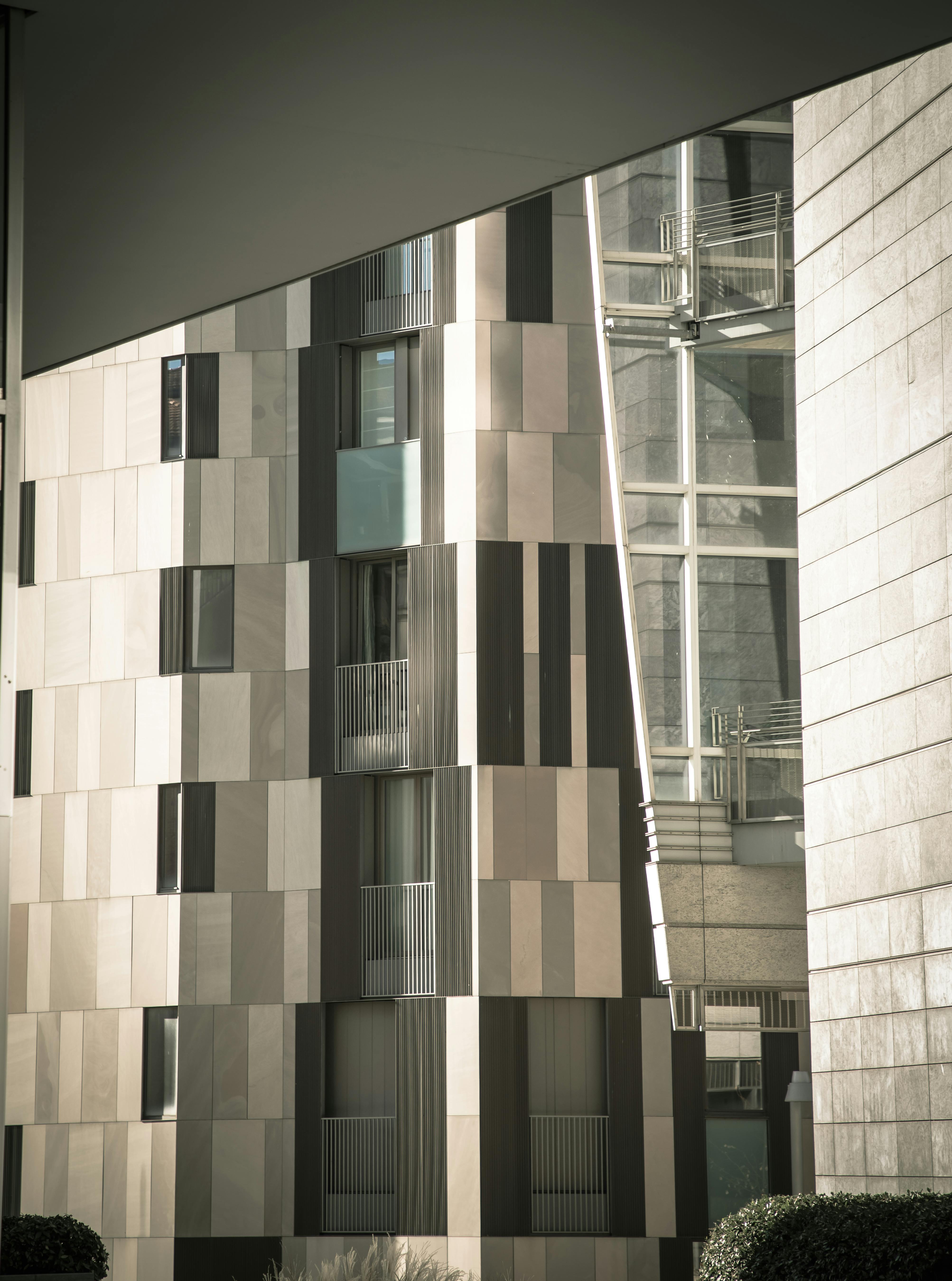 ฟรี ด้านหน้าอาคารสไตล์ร่วมสมัย โดดเด่นด้วยดีไซน์เรขาคณิตและการสะท้อนแสงแดด คลังภาพถ่าย