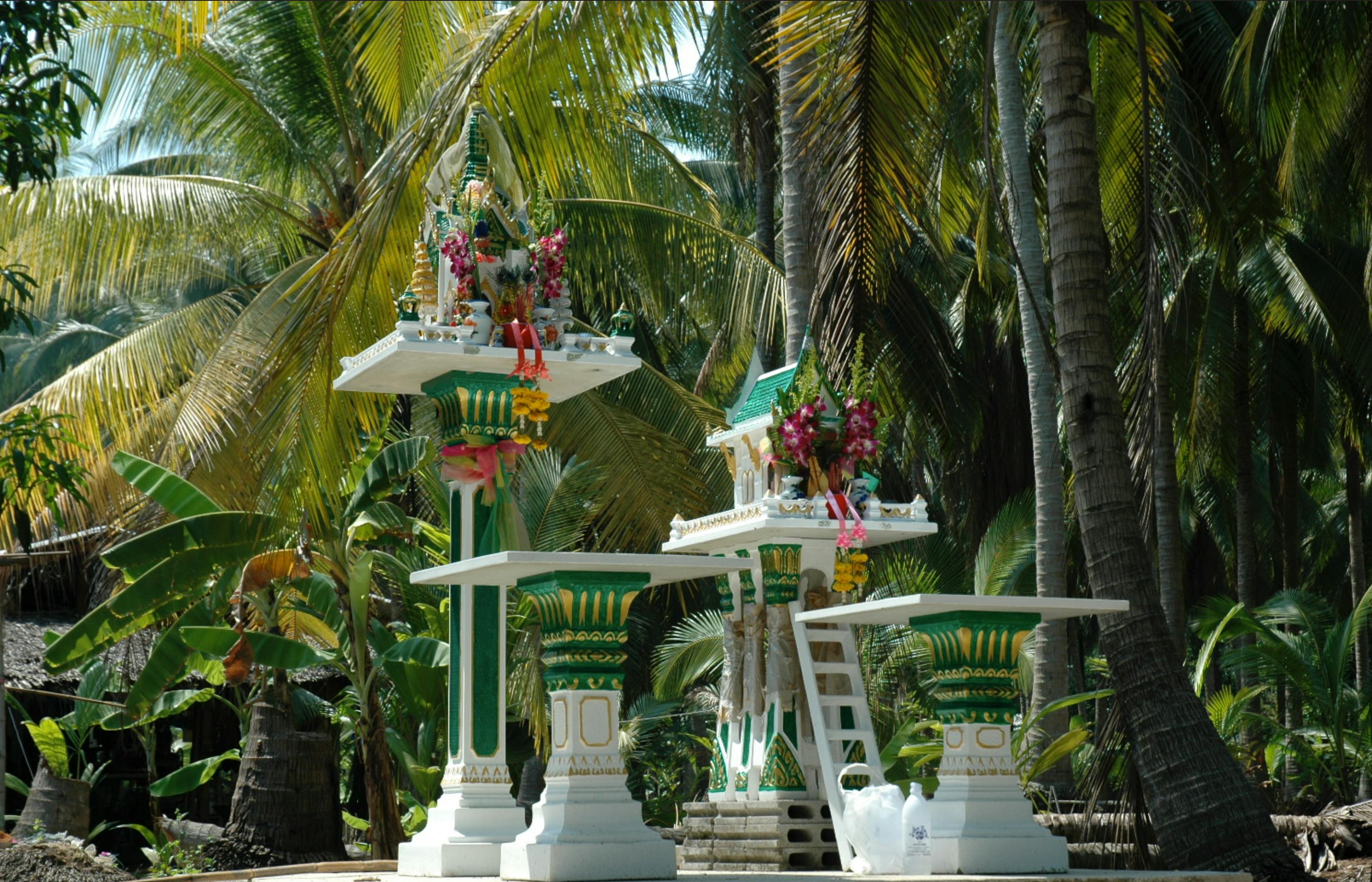 Zadarmo Farebný domček duchov uprostred žiarivého tropického zeleňového porastu, symbolizujúci duchovné tradície. Fotka z fotobanky