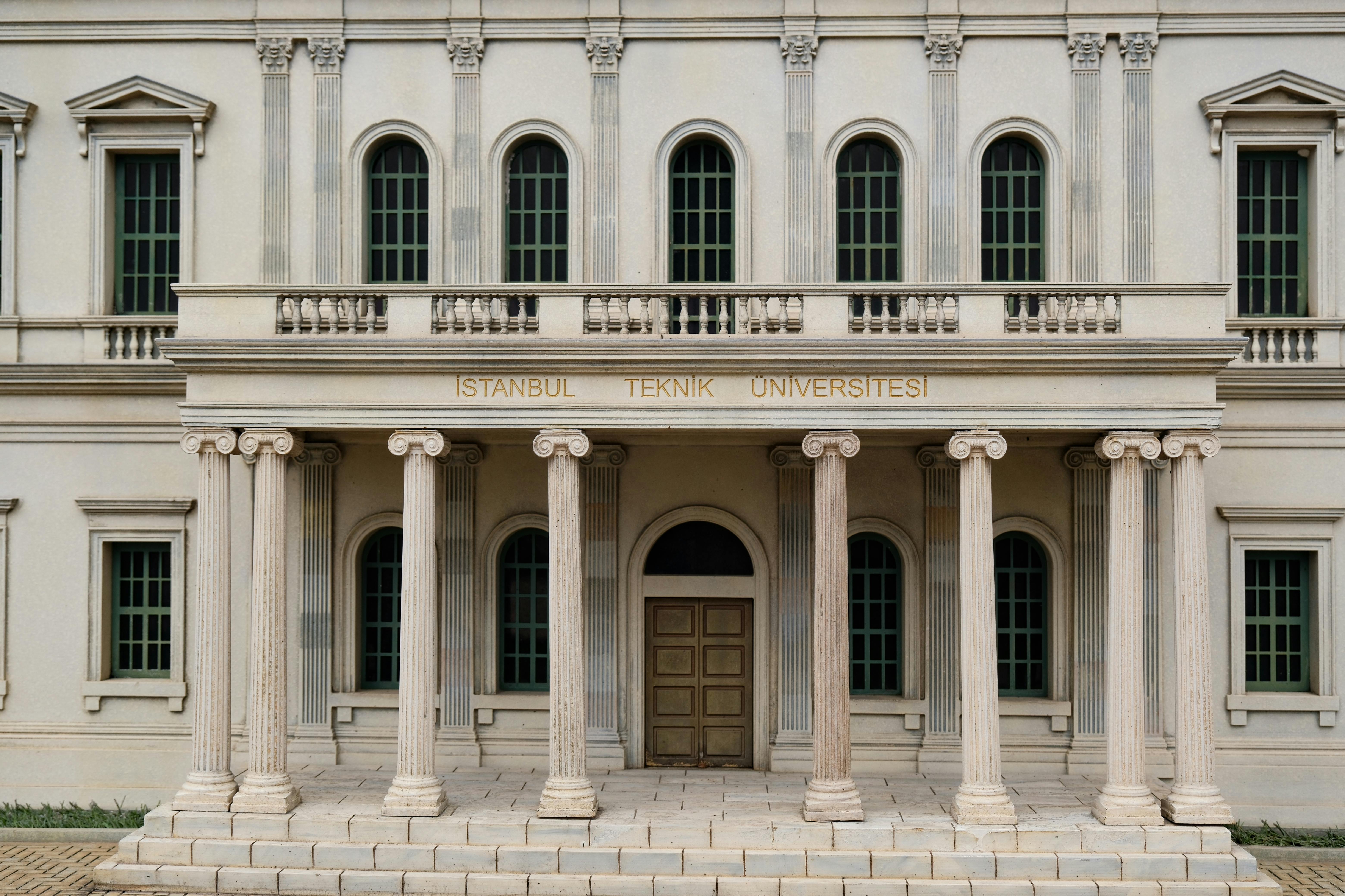 免费 土耳其伊斯坦布尔理工大学优雅的新古典主义风格立面，配有科林斯式柱子。 素材图片
