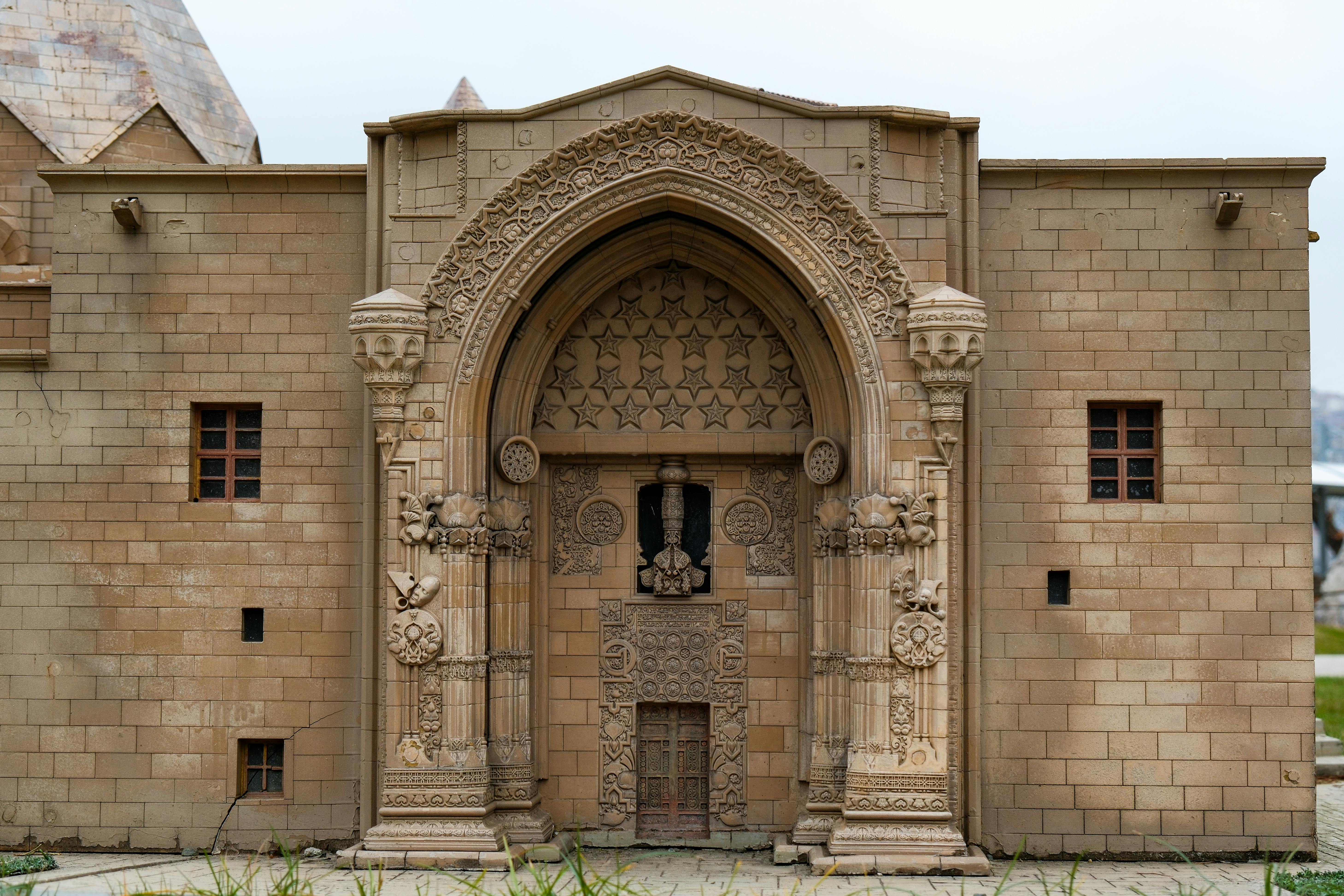 무료 이스탄불에 있는 유서 깊은 건물의 정교한 외관은 터키 건축 양식을 보여줍니다. 스톡 사진