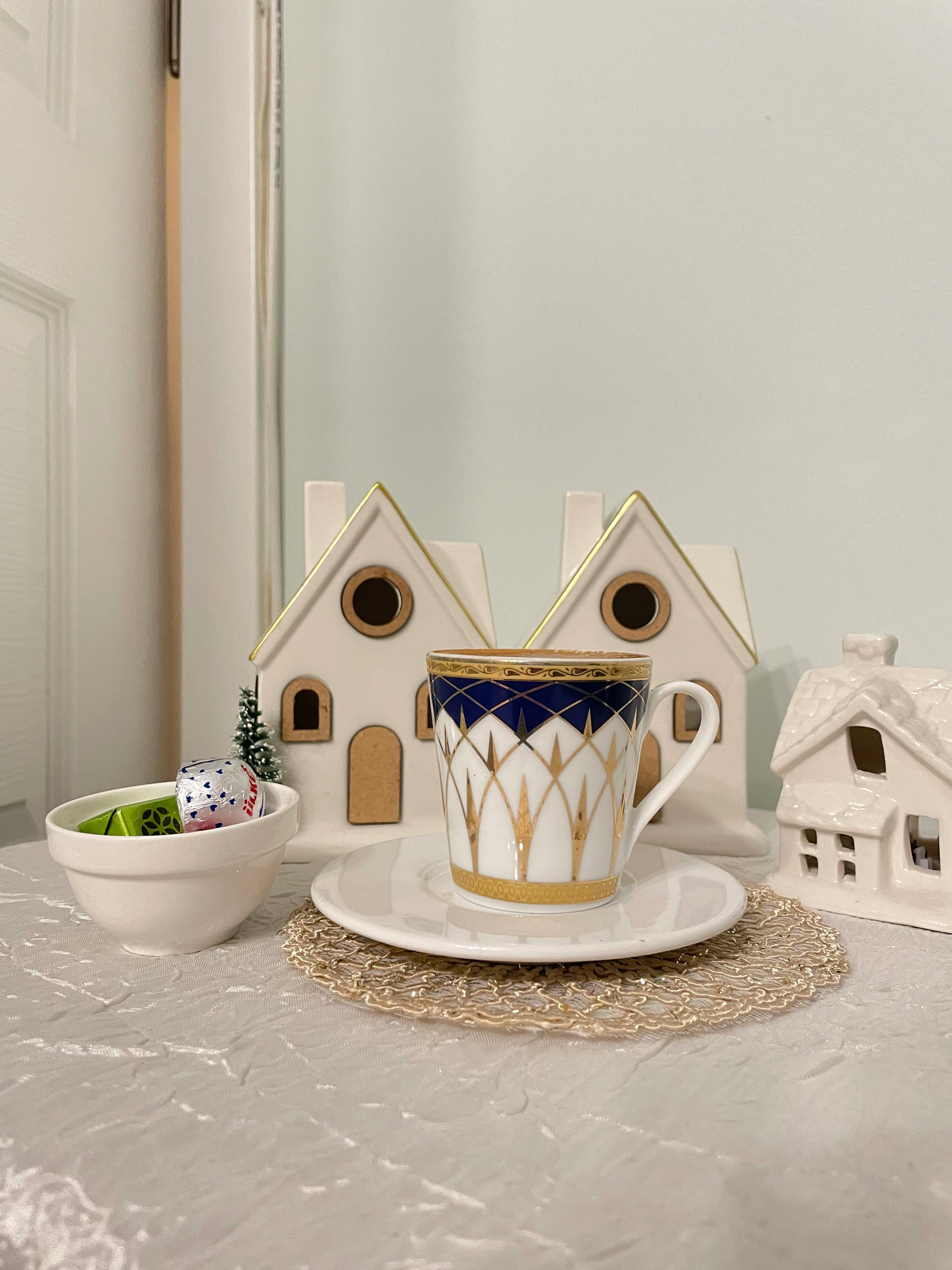 Miễn phí Một tách trà thanh lịch với họa tiết những ngôi nhà thu nhỏ, hoàn hảo để lấy cảm hứng trang trí nhà cửa. Ảnh lưu trữ