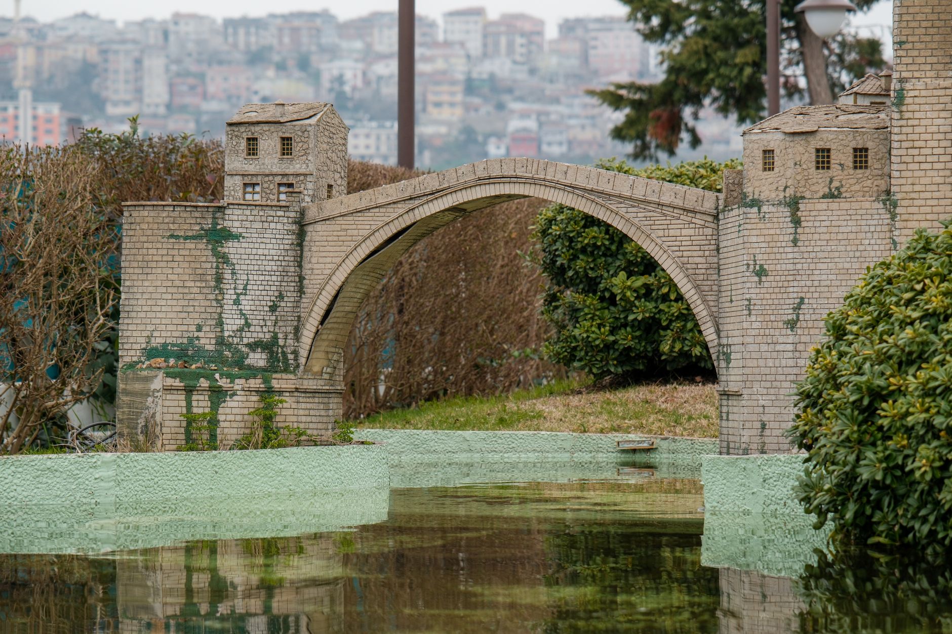 A detailed miniature of the historic Mostar Bridge, located in Miniatürk Park, İstanbul.