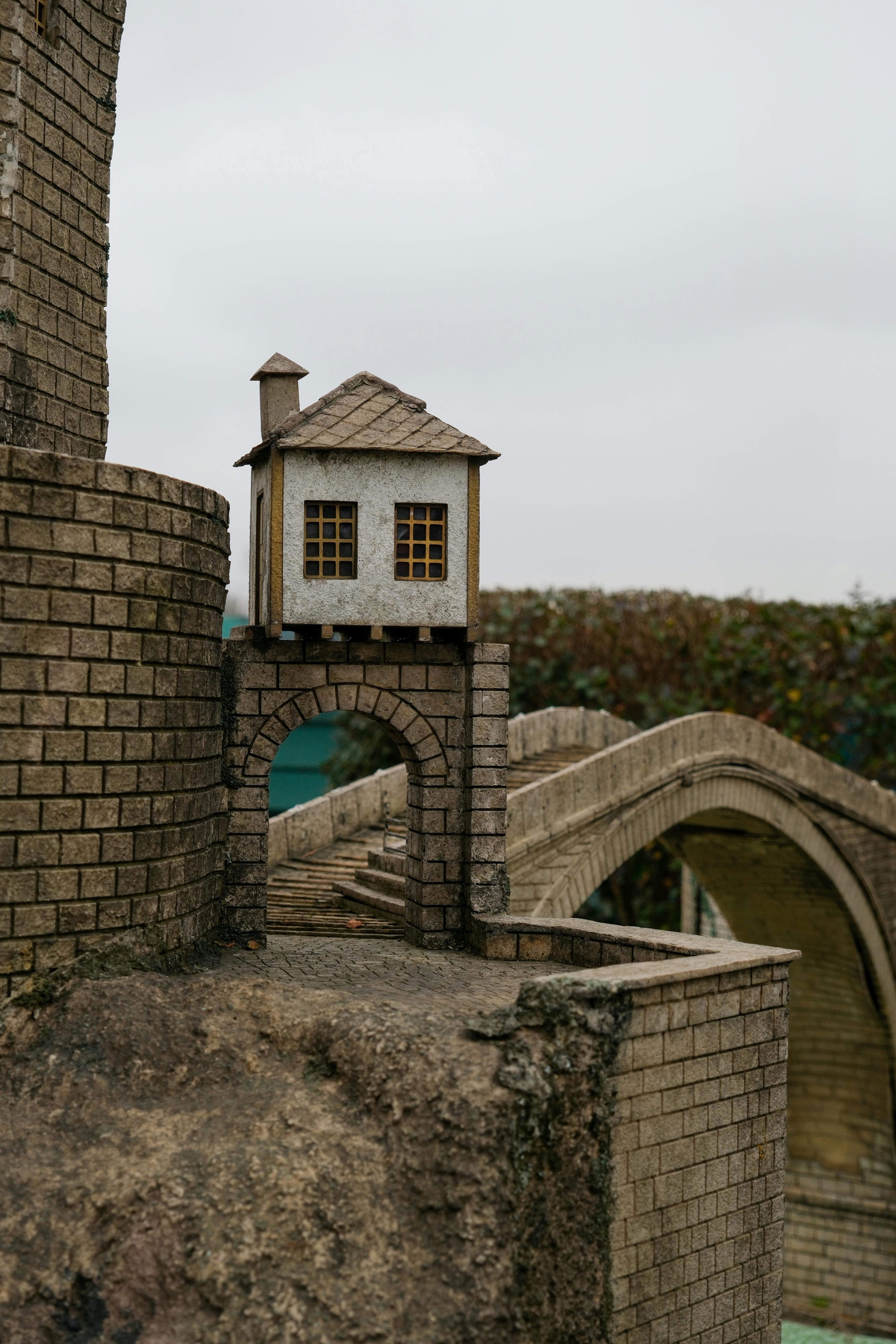 Zadarmo Detailný záber na miniatúrny kamenný most s malým domom v Istanbule. Fotka z fotobanky