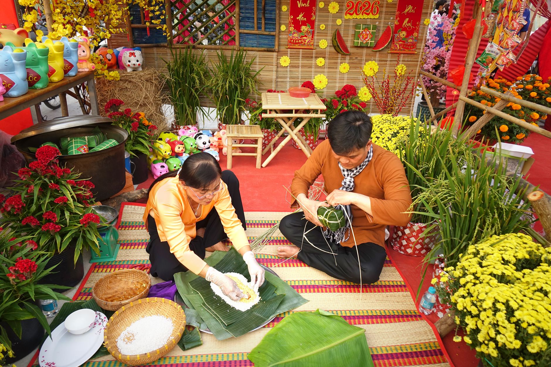 Sới đá gà truyền thống tại Việt Nam với khán giả đứng xa, không khí căng thẳng và ánh đèn chiều