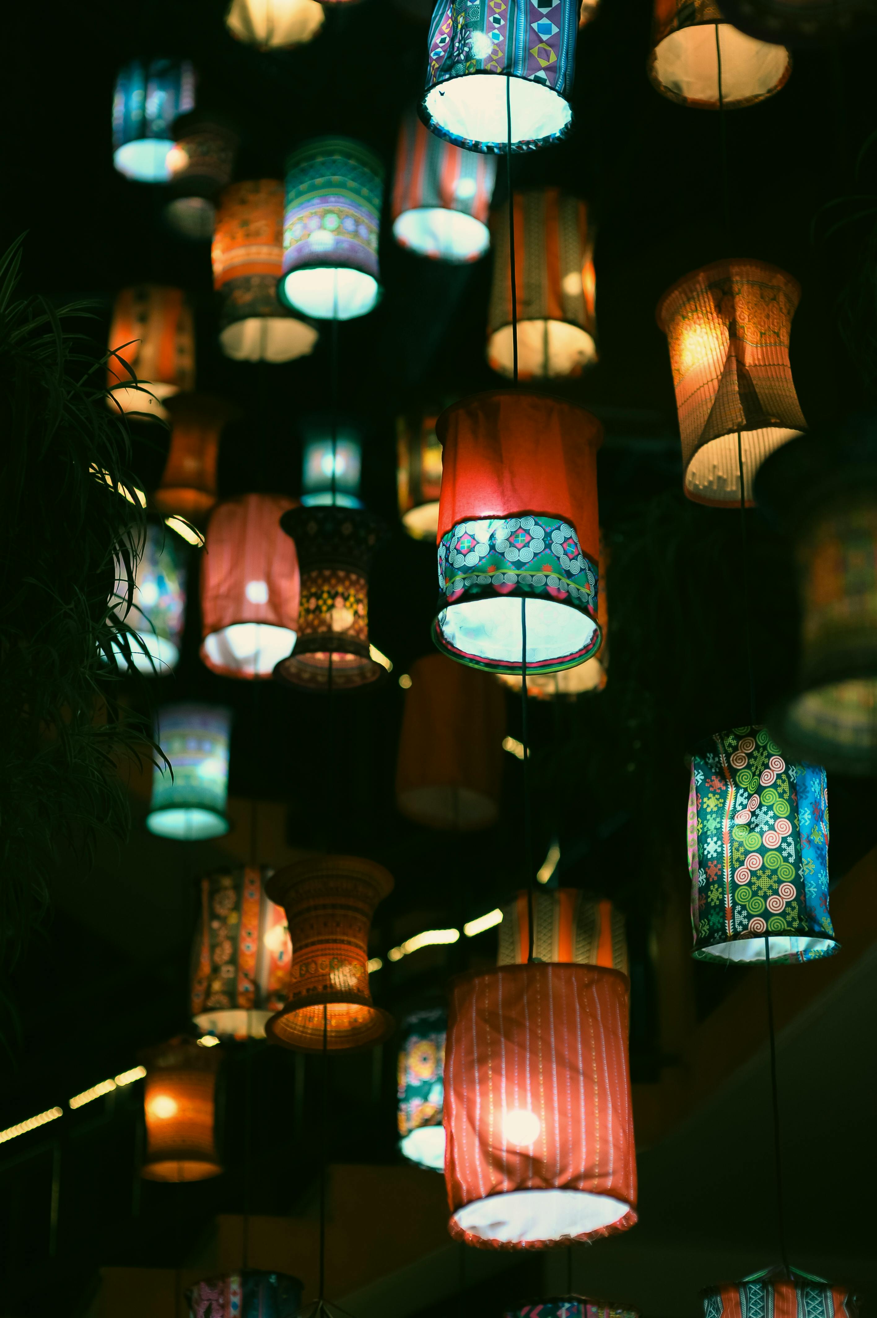 ingyenes Különböző mintás függőlámpások élénk látványa, amelyek egy éjszakai eseményt világítanak meg. Stockfotó
