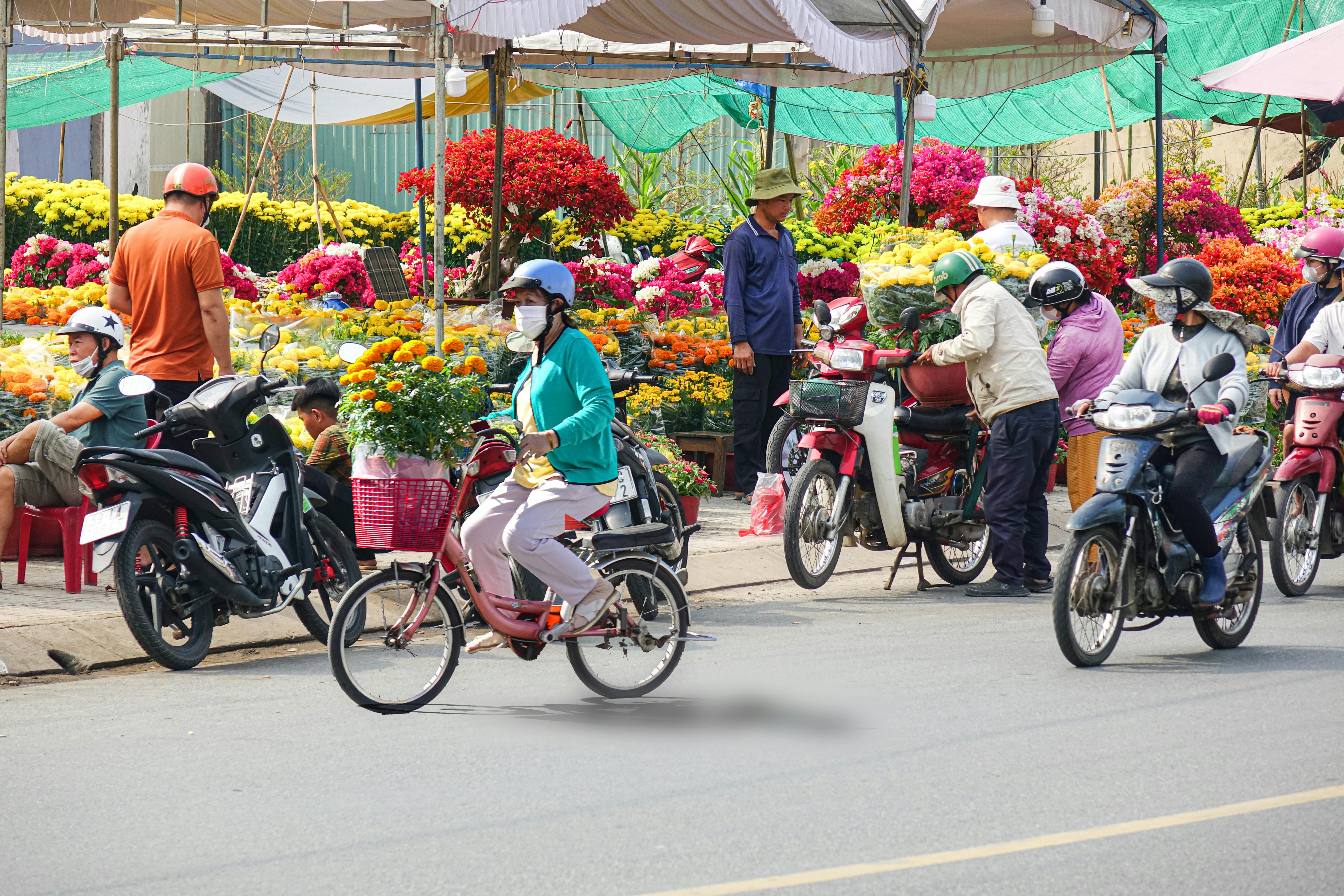 Addmotor E-325 Electric Cargo Bike: A New Era of Mobility for Families, Commuters, and Small Businesses — Photo by Vyvan BÙI 