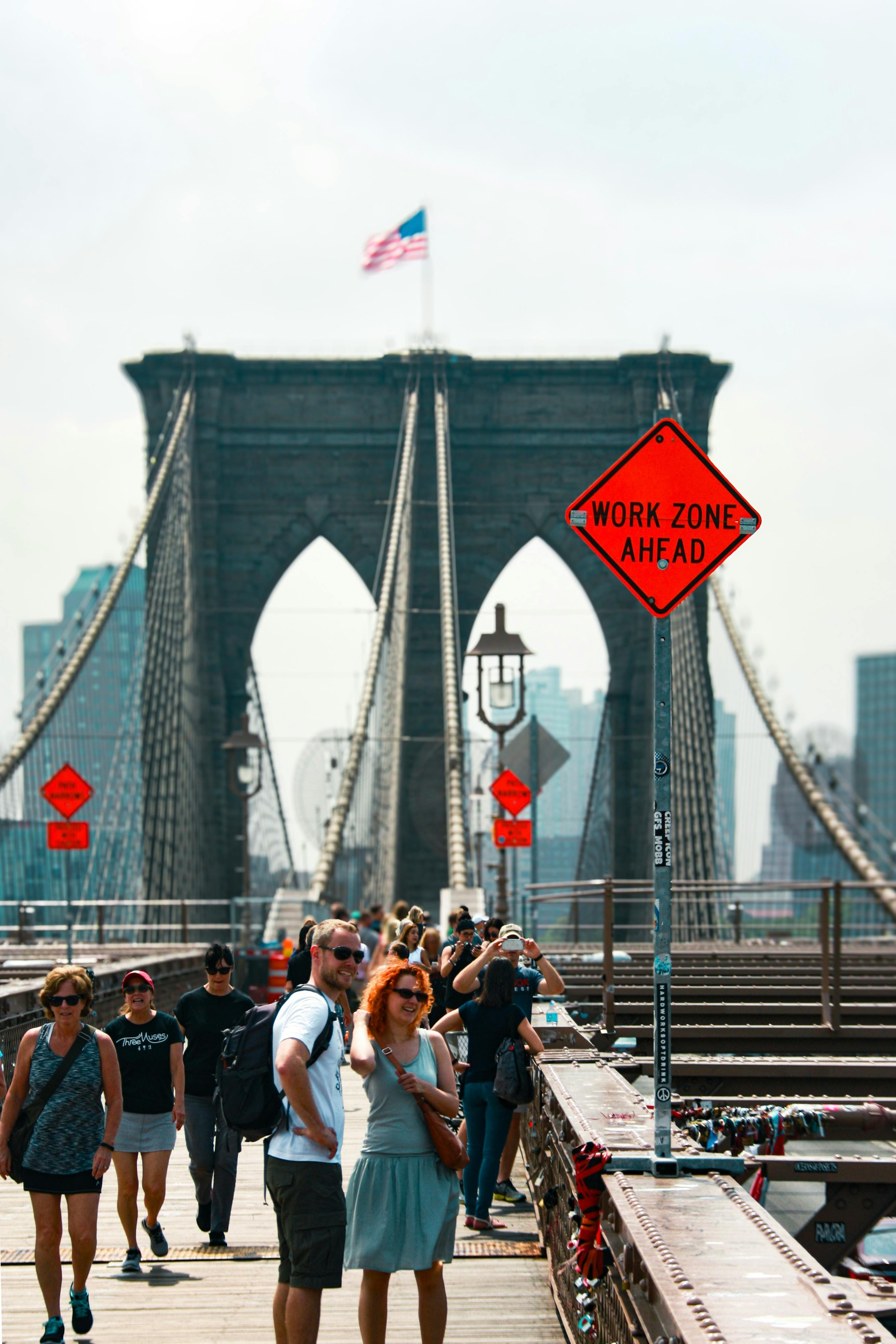 免费 纽约市标志性的布鲁克林大桥上，游客熙熙攘攘，热闹非凡。 素材图片