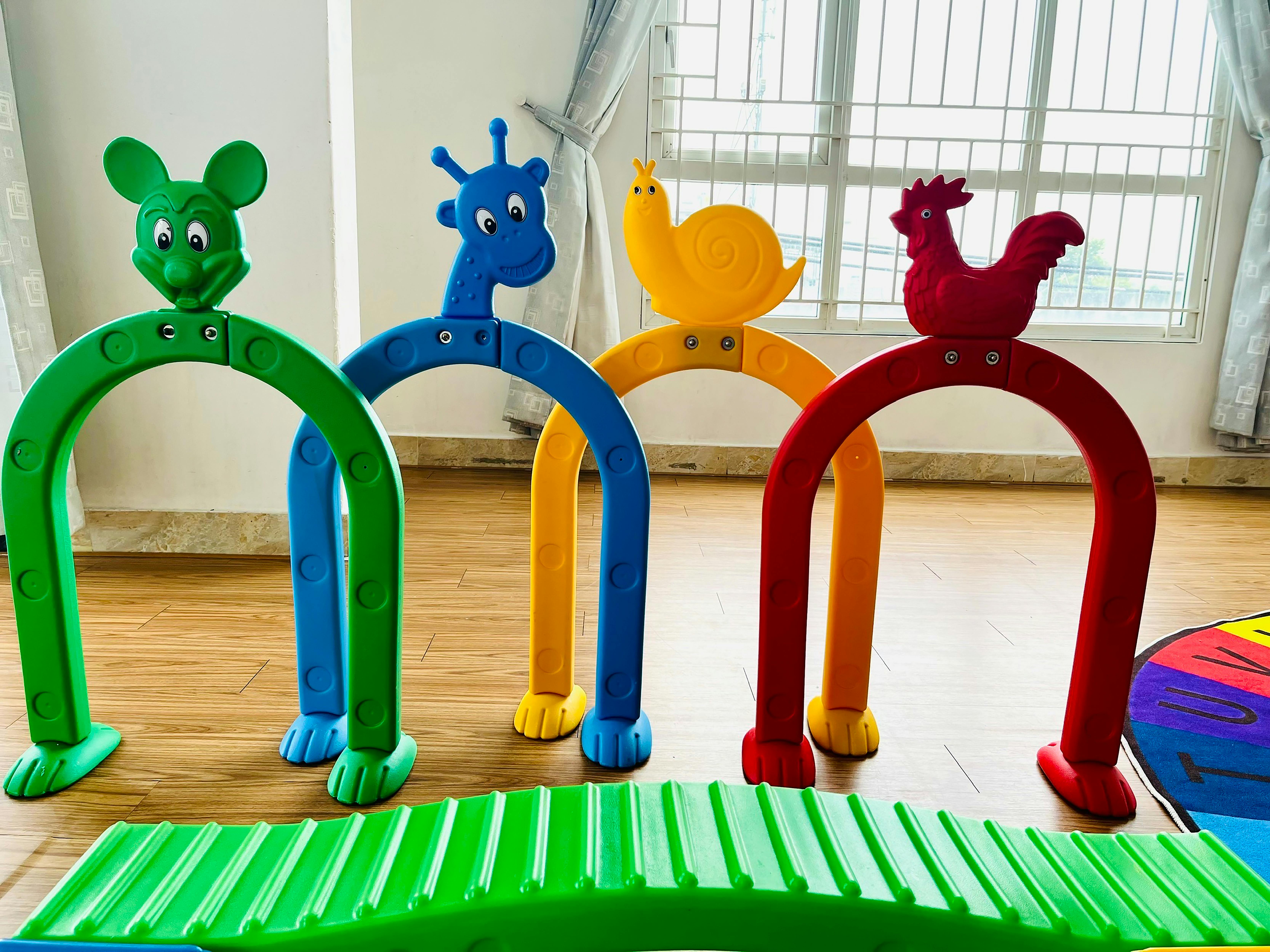 ingyenes Élénk, állat alakú boltívek gyerekeknek játszótérnek, tökéletesek beltéri szórakozáshoz. Stockfotó