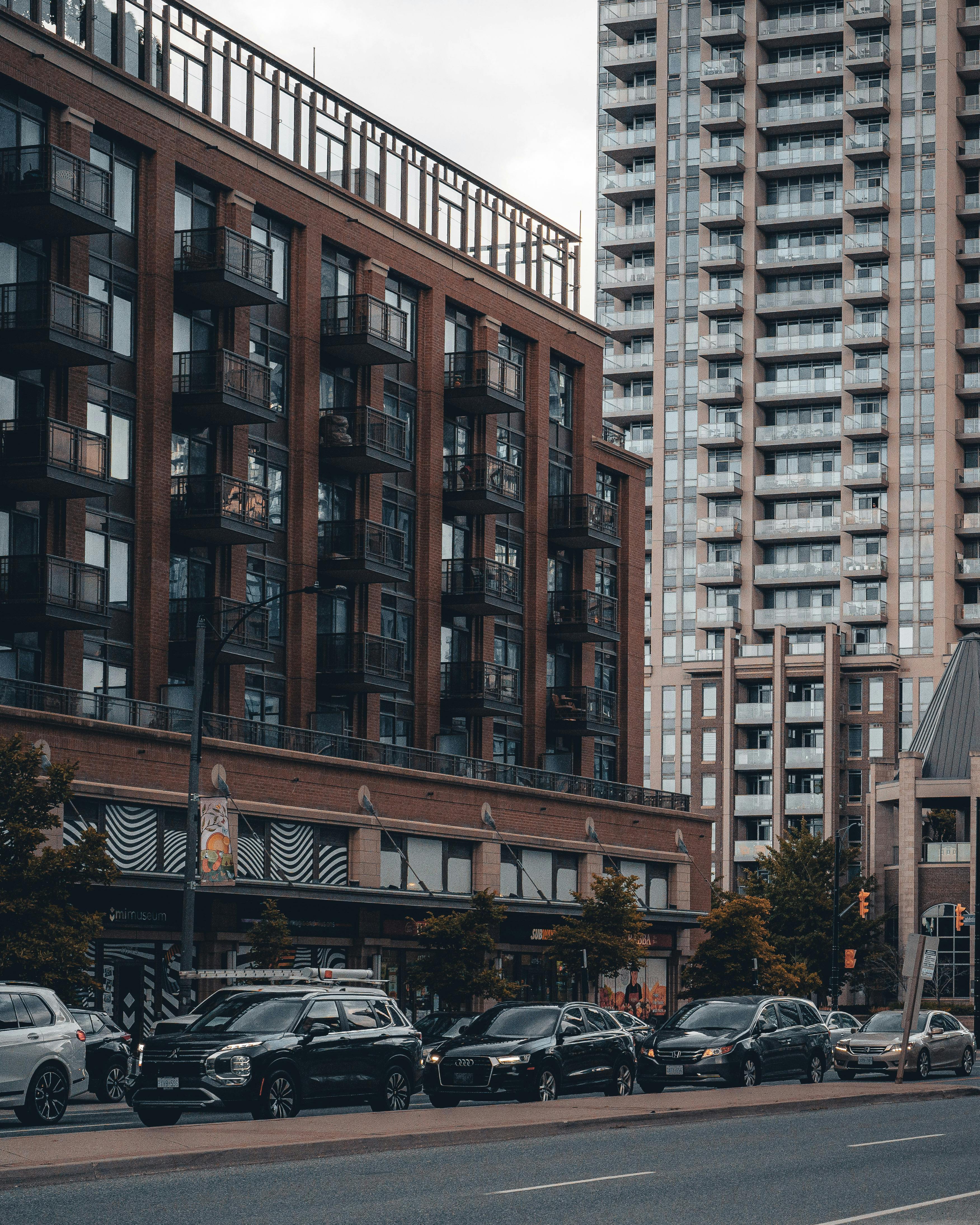 ingyenes Dinamikus kép Mississauga városának utcájáról modern toronyházakkal és forgalommal. Stockfotó