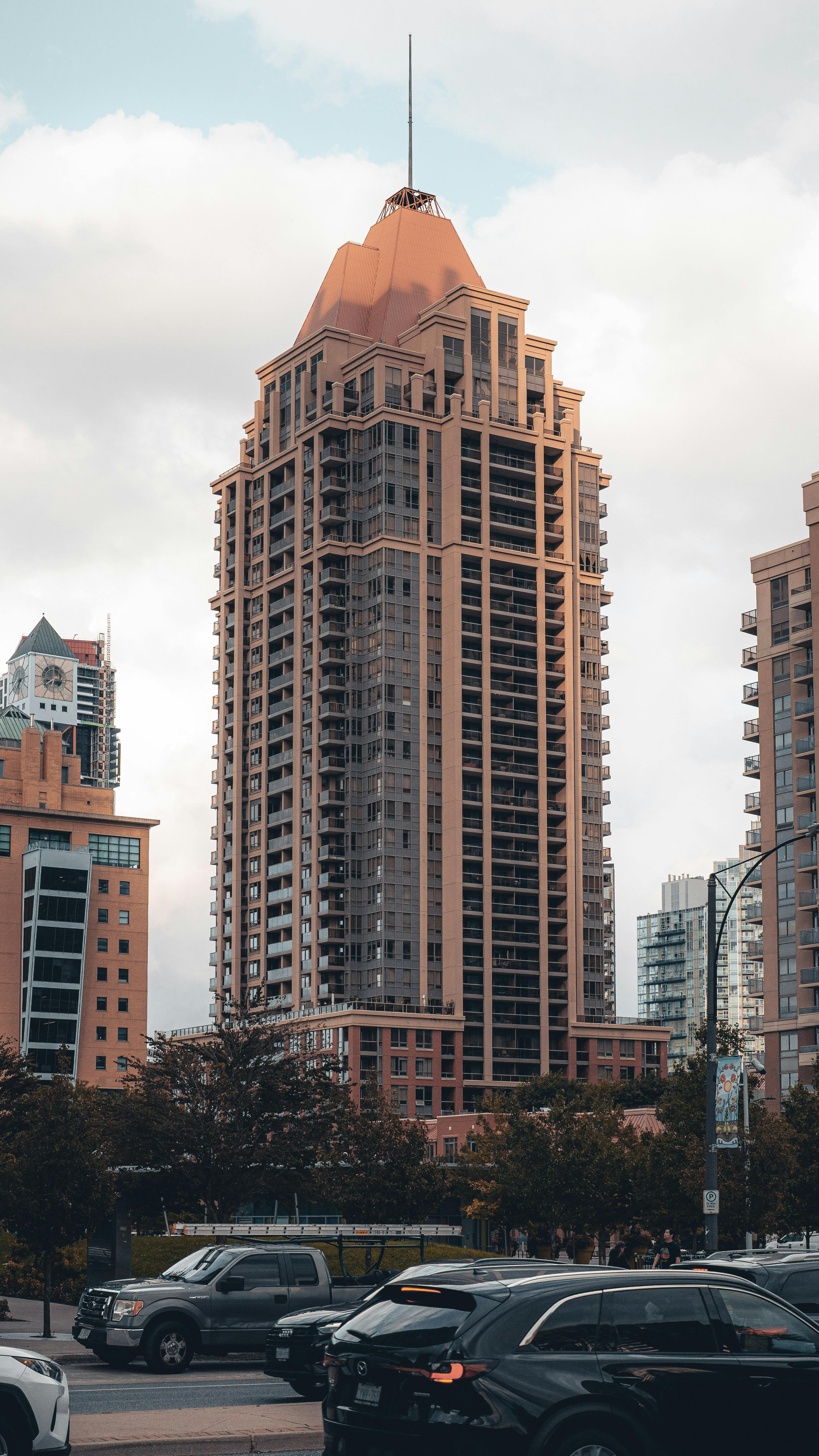 Zadarmo Pohľad na moderný mrakodrap v centre mesta Mississauga v Ontáriu s mestským prostredím a dramatickou oblohou. Fotka z fotobanky