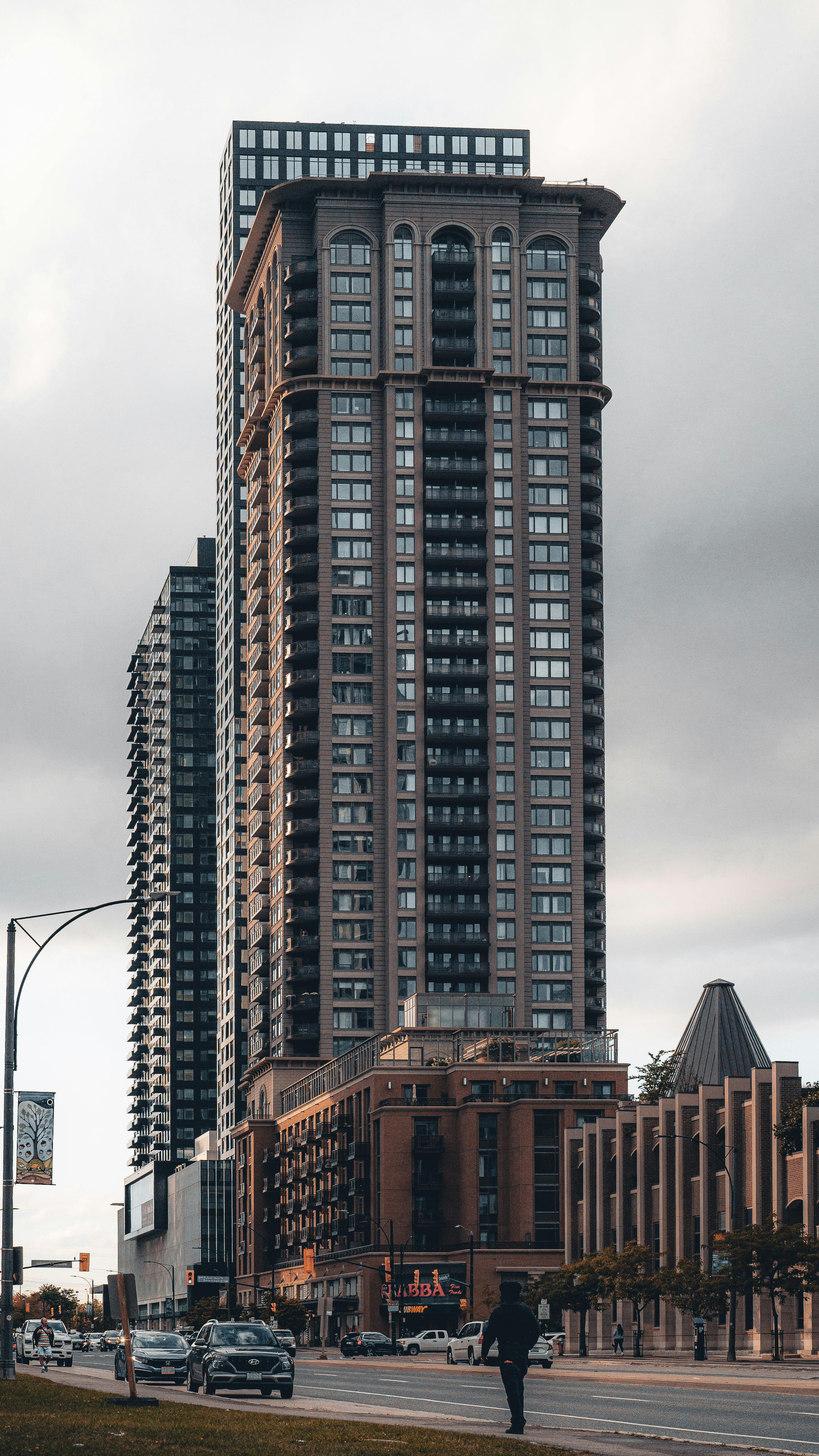 Zadarmo Preskúmajte impozantnú mestskú architektúru v centre Mississauga, ktorá predstavuje moderné mrakodrapy a pulzujúci mestský život. Fotka z fotobanky