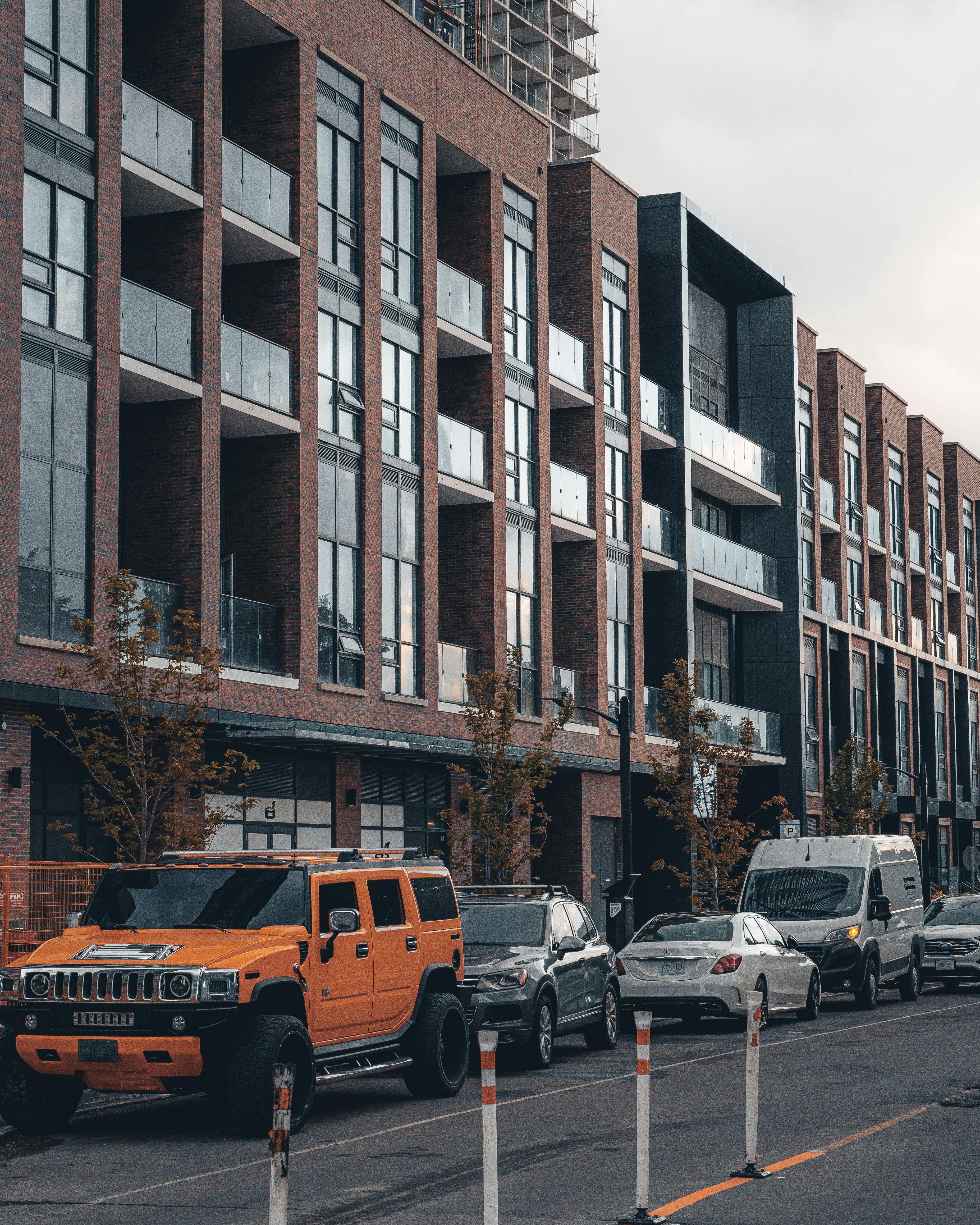 免费 密西沙加一条熙熙攘攘的街道，现代公寓楼林立，车辆停放，展现了都市生活。 素材图片