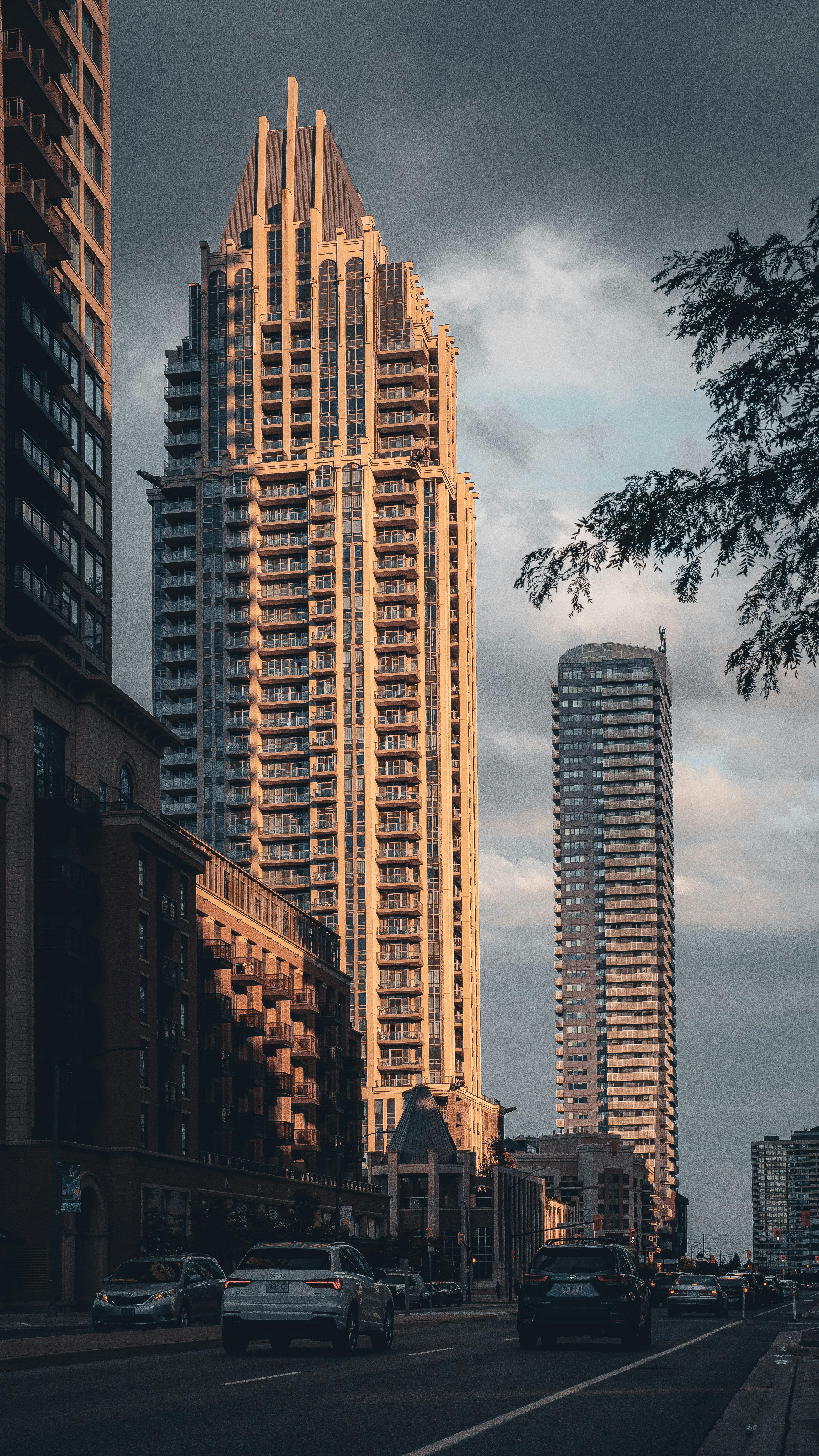 免費 密西沙加現代摩天大樓的壯麗景色，在陰沉的天空映襯下，突顯了都市建築的特色。 圖庫相片