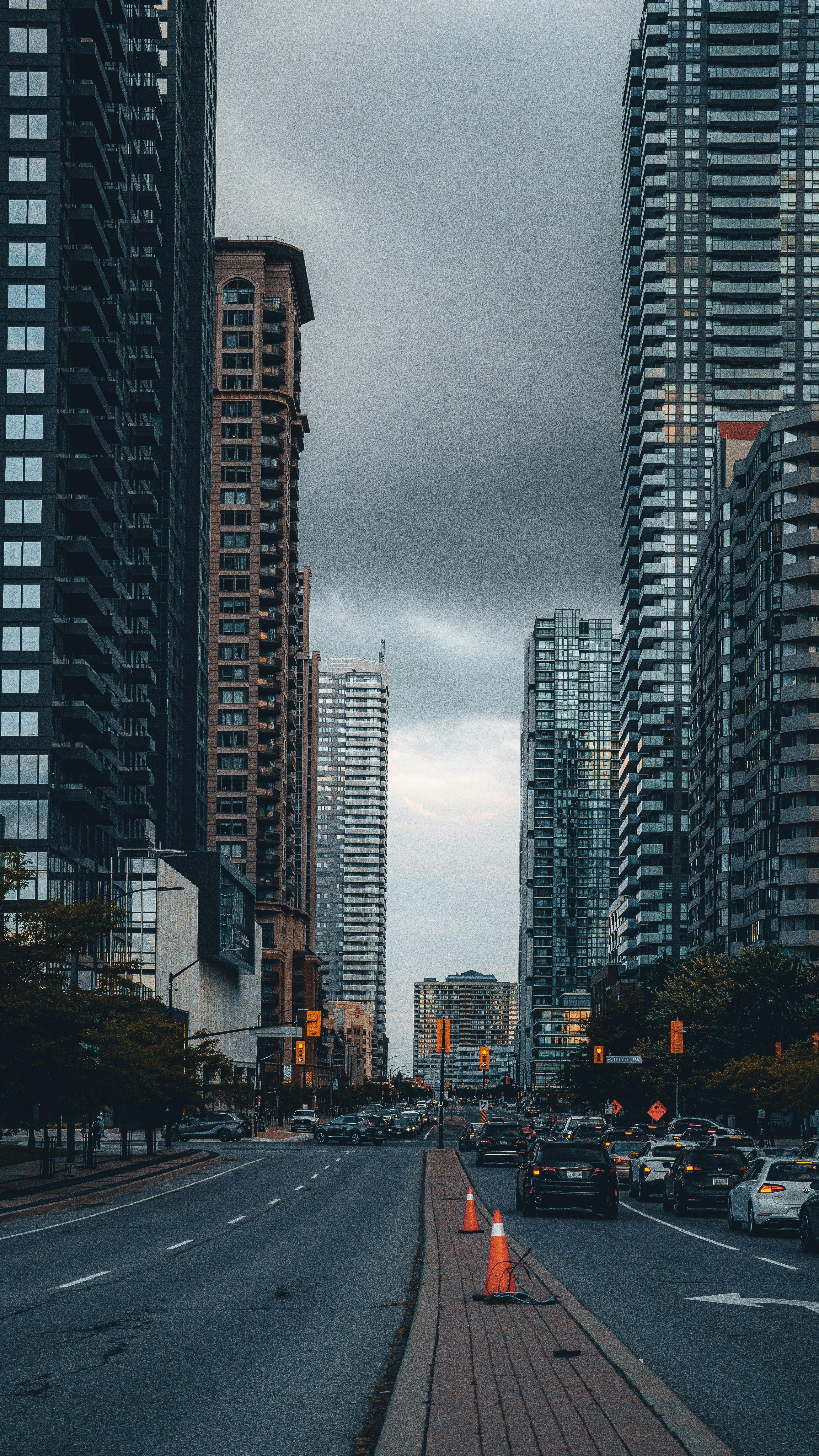 ฟรี ภาพทิวทัศน์เมืองมิสซิสซอกา รัฐออนแทรีโอ ที่มีชีวิตชีวา แสดงให้เห็นถึงตึกระฟ้าสมัยใหม่และการจราจรที่พลุกพล่านภายใต้ท้องฟ้าที่ดูครึ้ม คลังภาพถ่าย