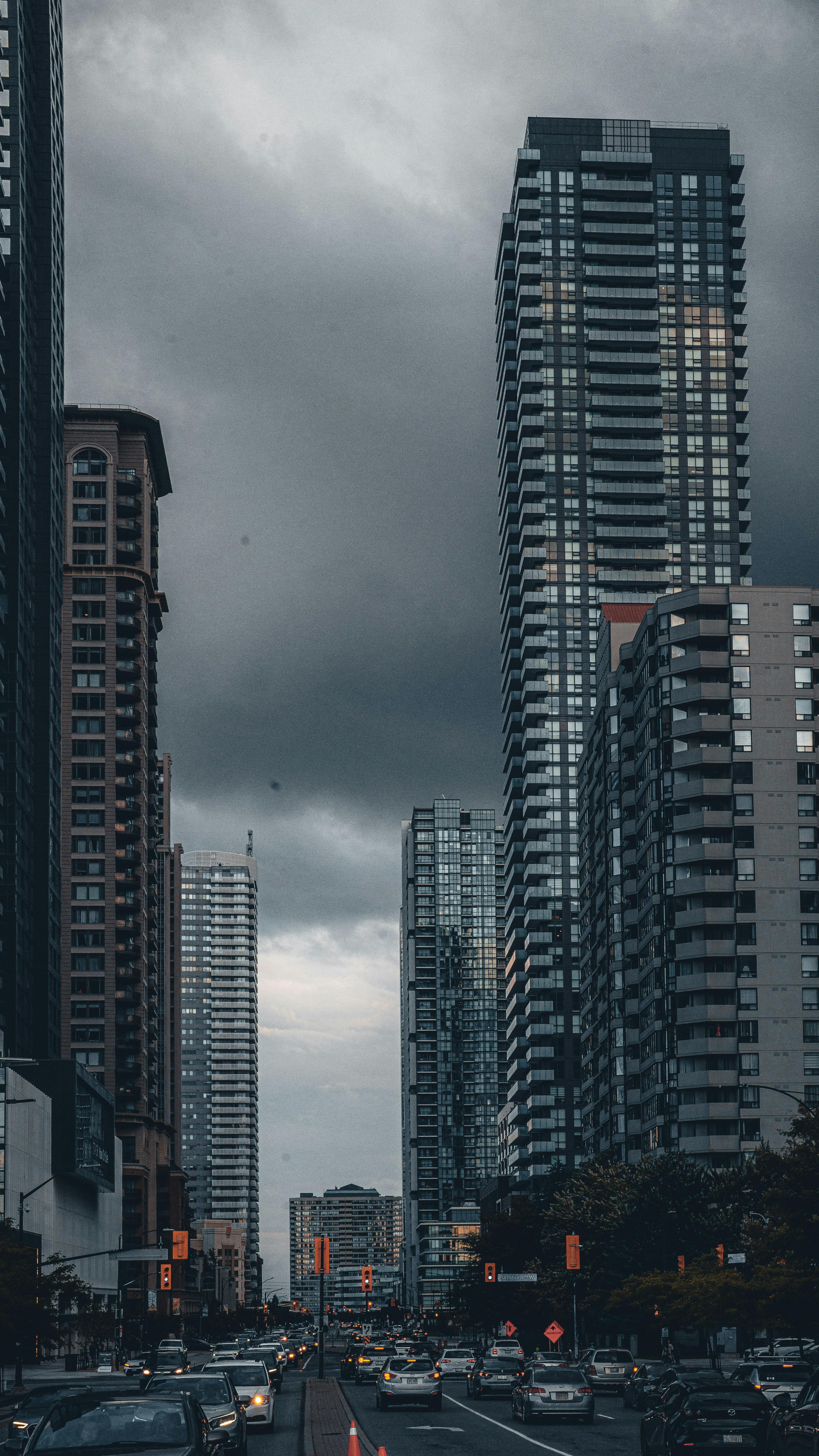 Zadarmo Preskúmajte pulzujúcu mestskú krajinu Mississauga, zachytenú pod melancholickou, dramatickou oblohou. Fotka z fotobanky