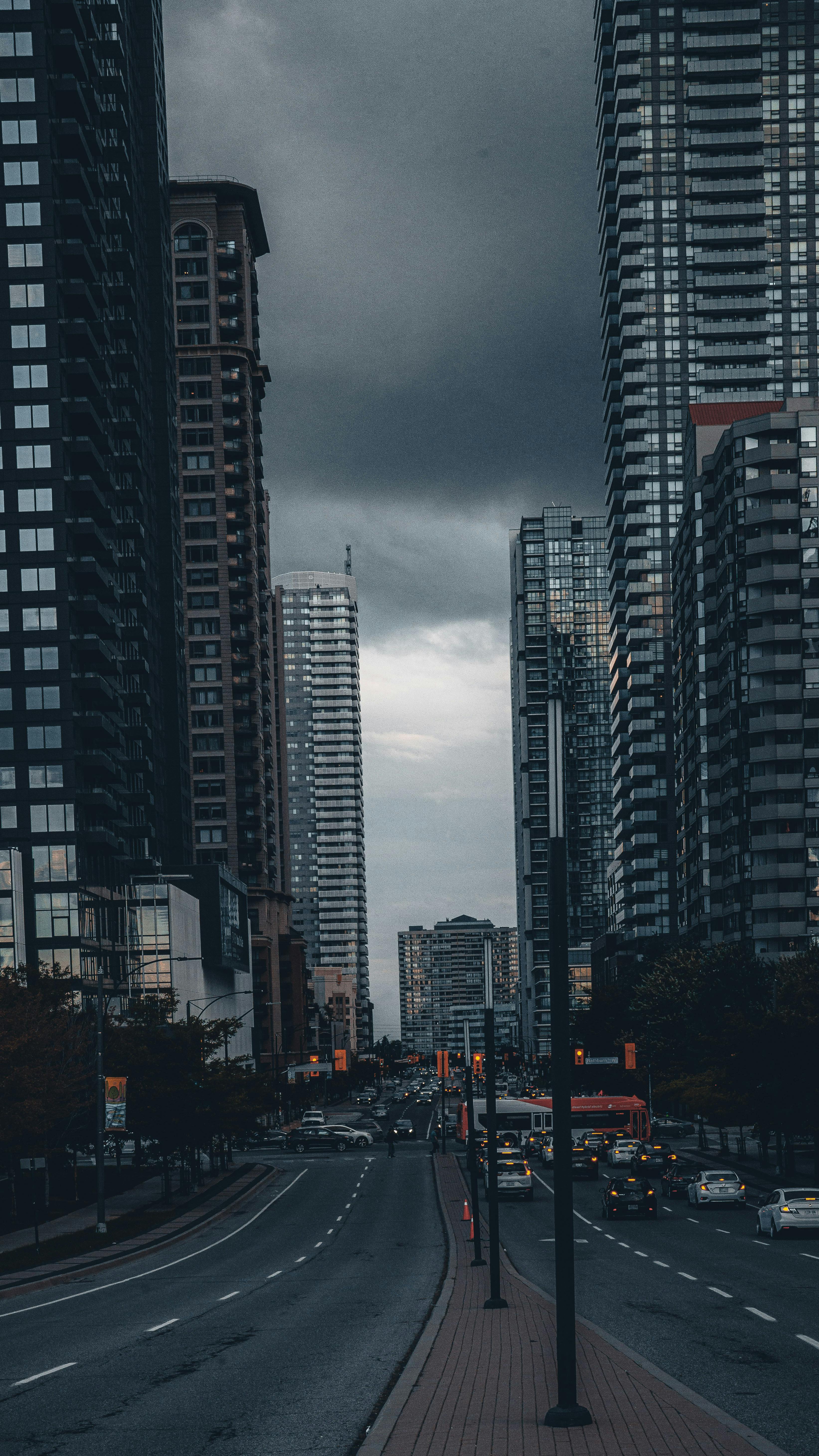 ingyenes Mississauga városának drámai látképe egy hangulatos ég alatt, bemutatva a modern építészetet és a városi forgalmat. Stockfotó