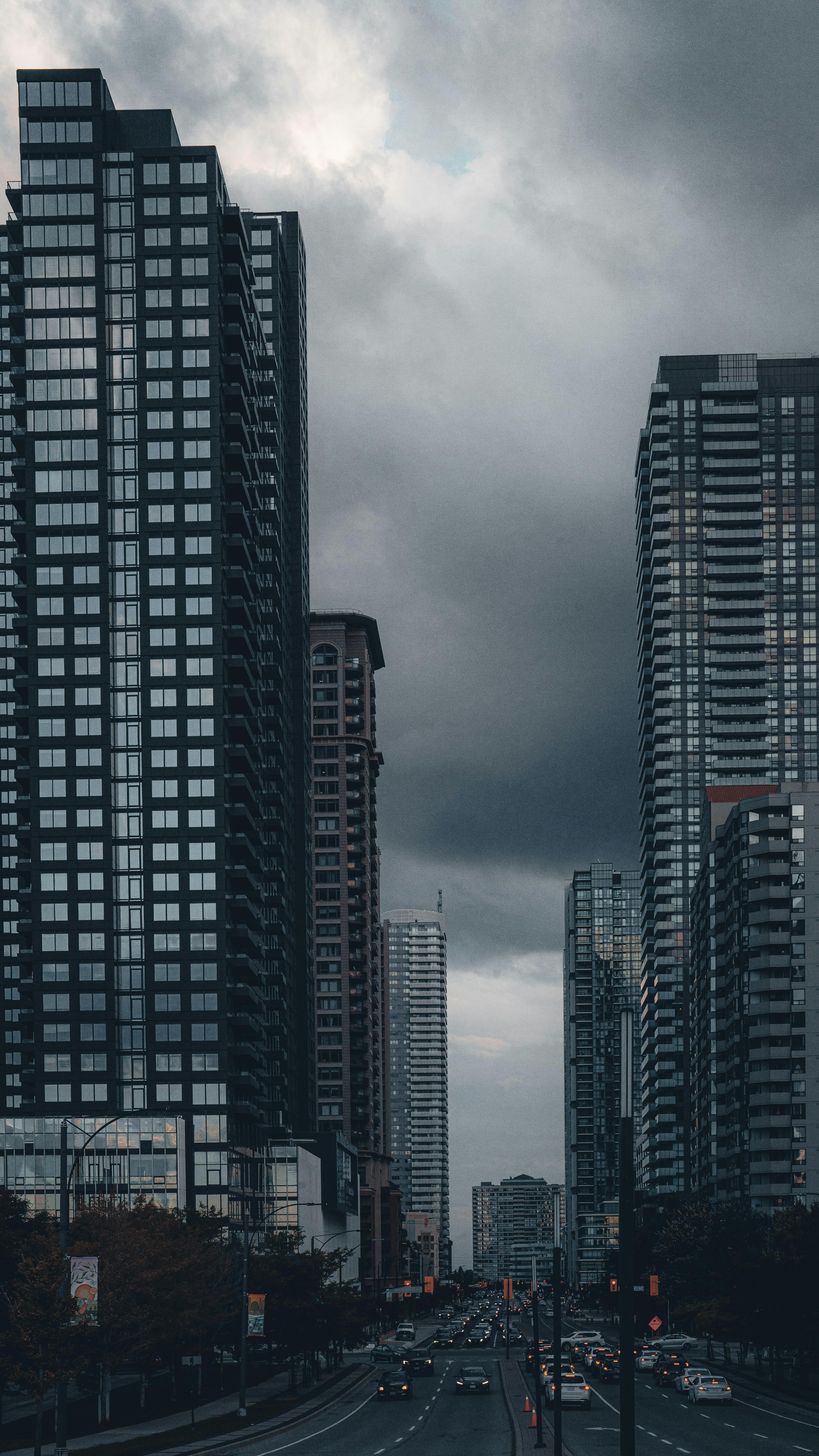 Zadarmo Výškové budovy lemujú rušnú ulicu v Mississauga v Ontáriu pod dramatickou zamračenou oblohou. Fotka z fotobanky