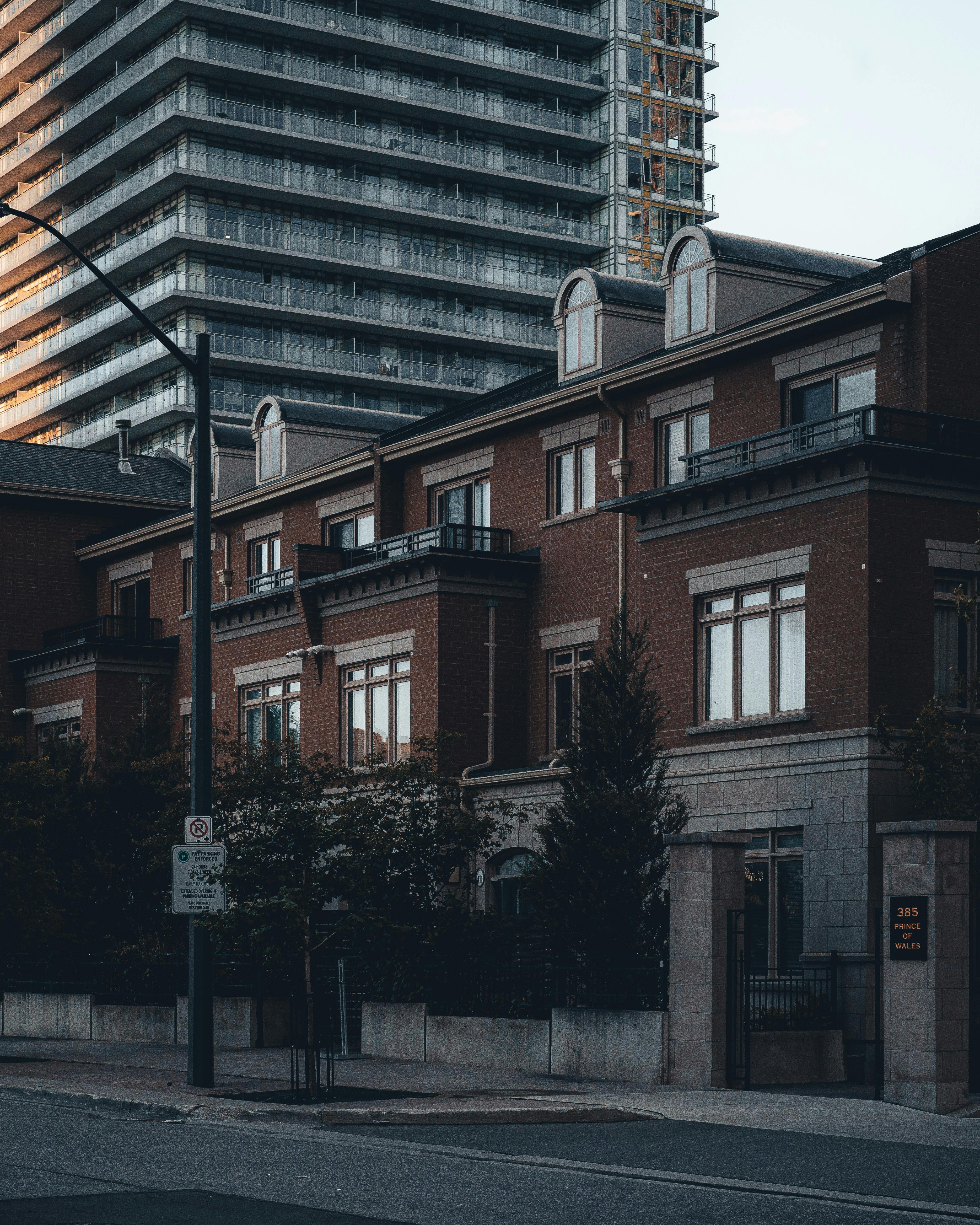 Zadarmo Podmanivá večerná scéna v Mississauge s mestskou architektúrou s výškovými budovami a červenými tehlovými radovými domami. Fotka z fotobanky