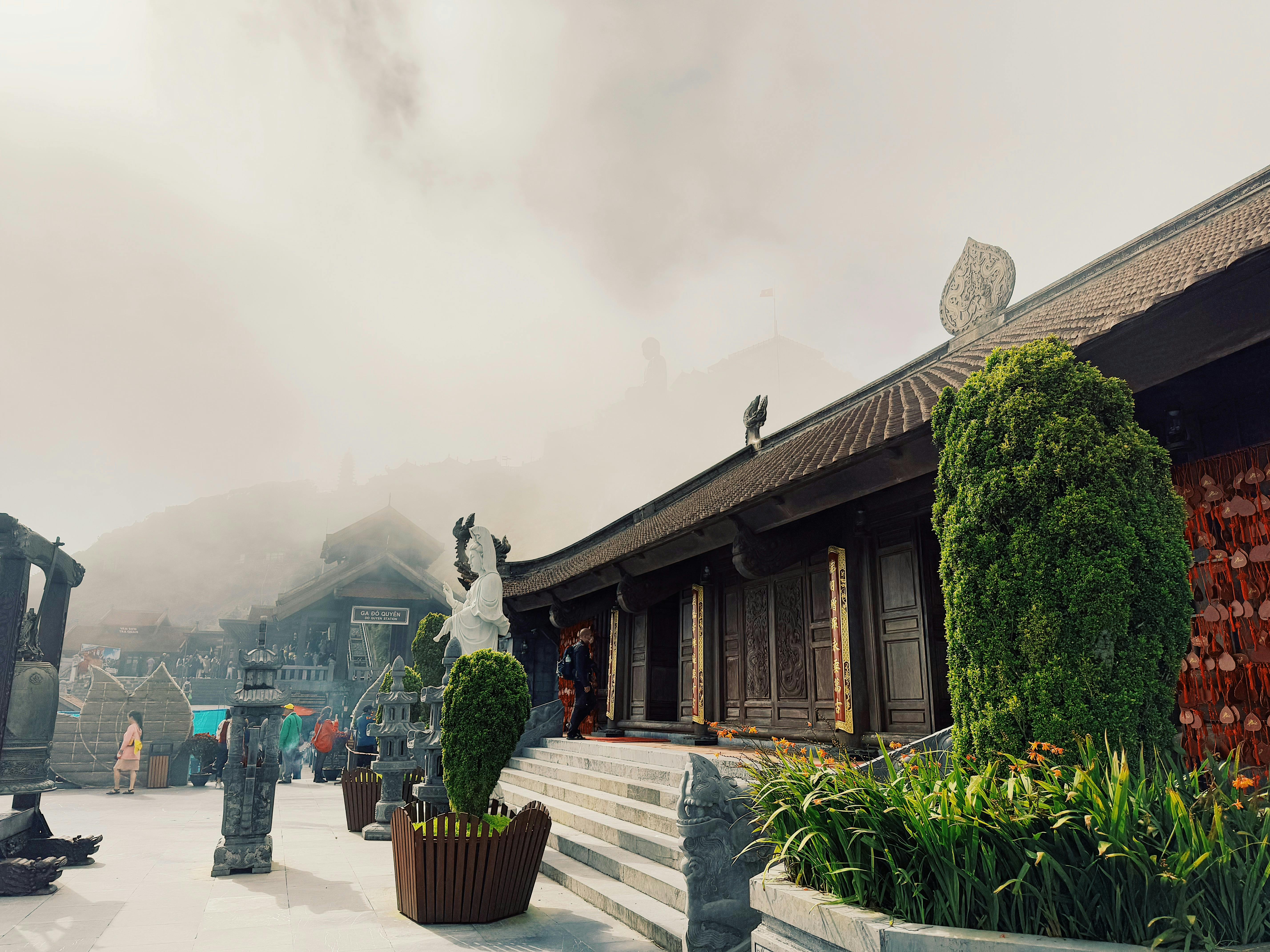 ฟรี วัดเวียดนามที่สวยงามท่ามกลางหมอก เผยให้เห็นสถาปัตยกรรมที่วิจิตรบรรจงและบรรยากาศที่เงียบสงบ คลังภาพถ่าย