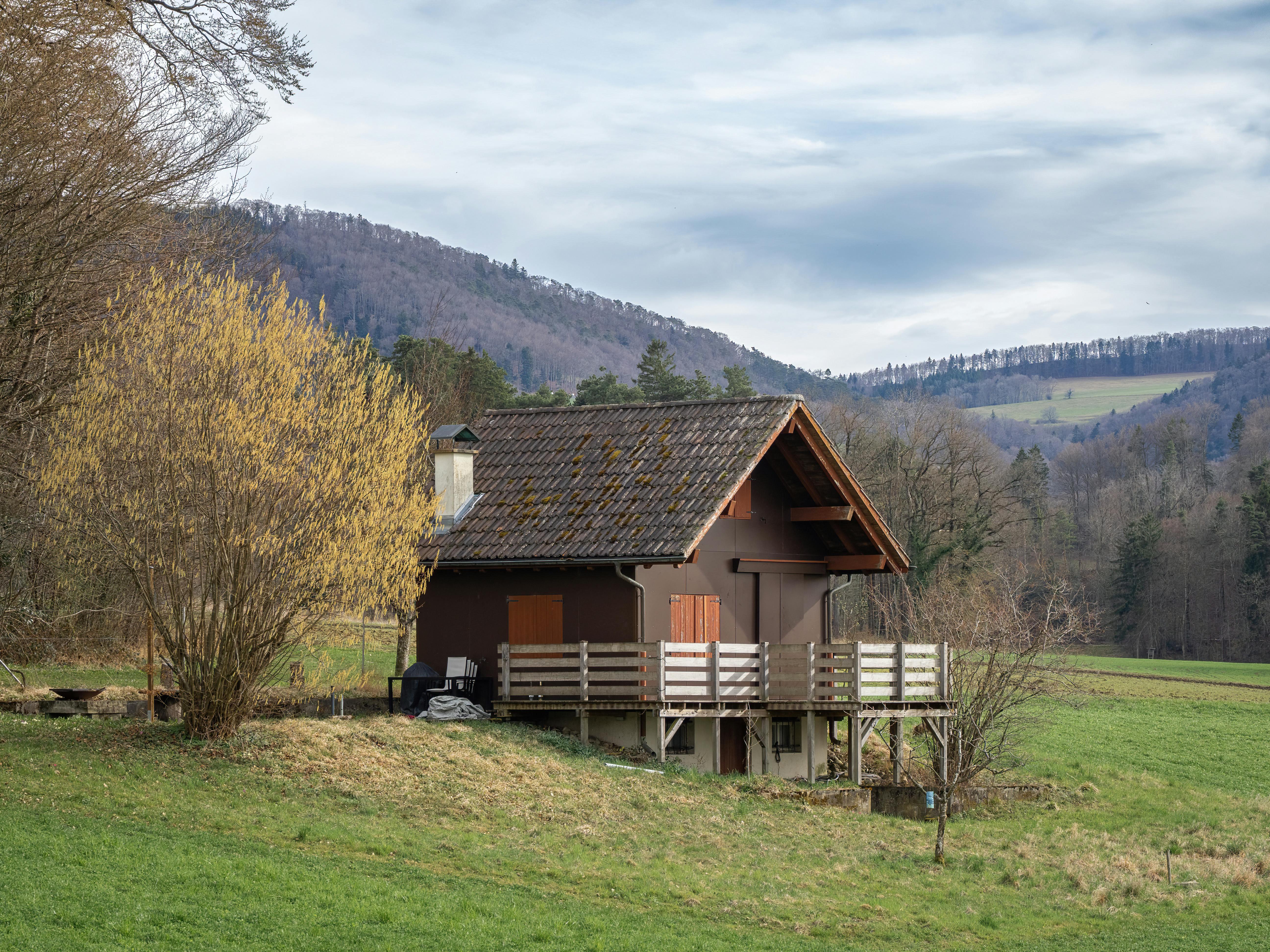 Zadarmo Malebná chata zasadená do malebného horského prostredia, ideálna na oddych a pokoj. Fotka z fotobanky