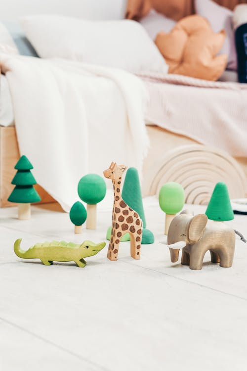 바닥에 녹색 악어 나무 장난감