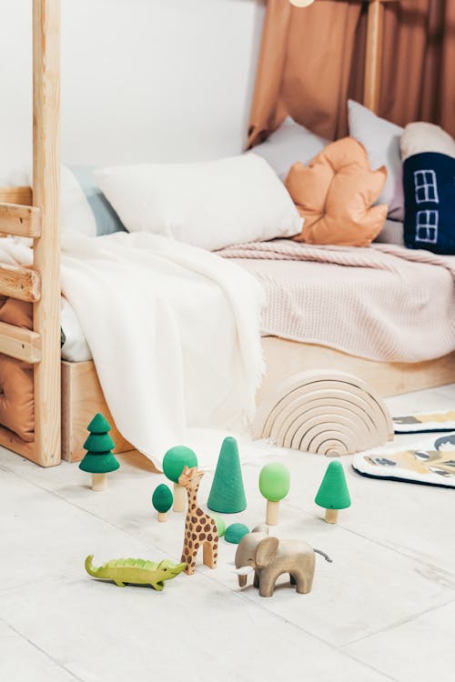 흰색 침대 시트와 갈색 나무 침대 프레임