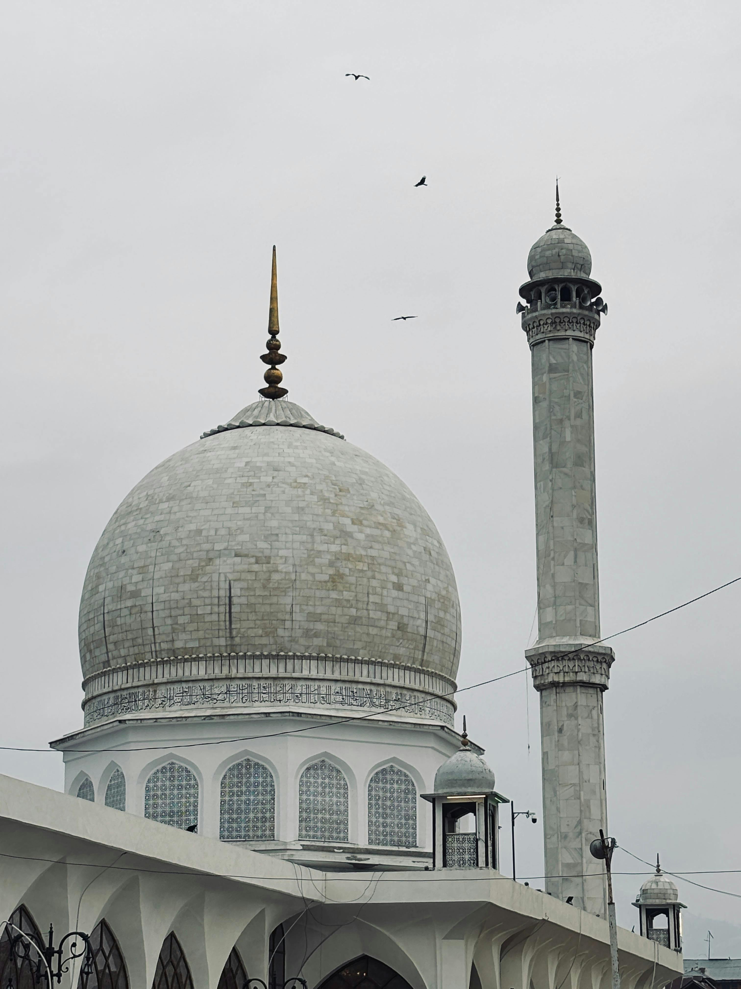 免费 在阴云密布的天空下，优雅的圆顶和尖塔，精致的细节，展现出令人惊叹的建筑之美。 素材图片