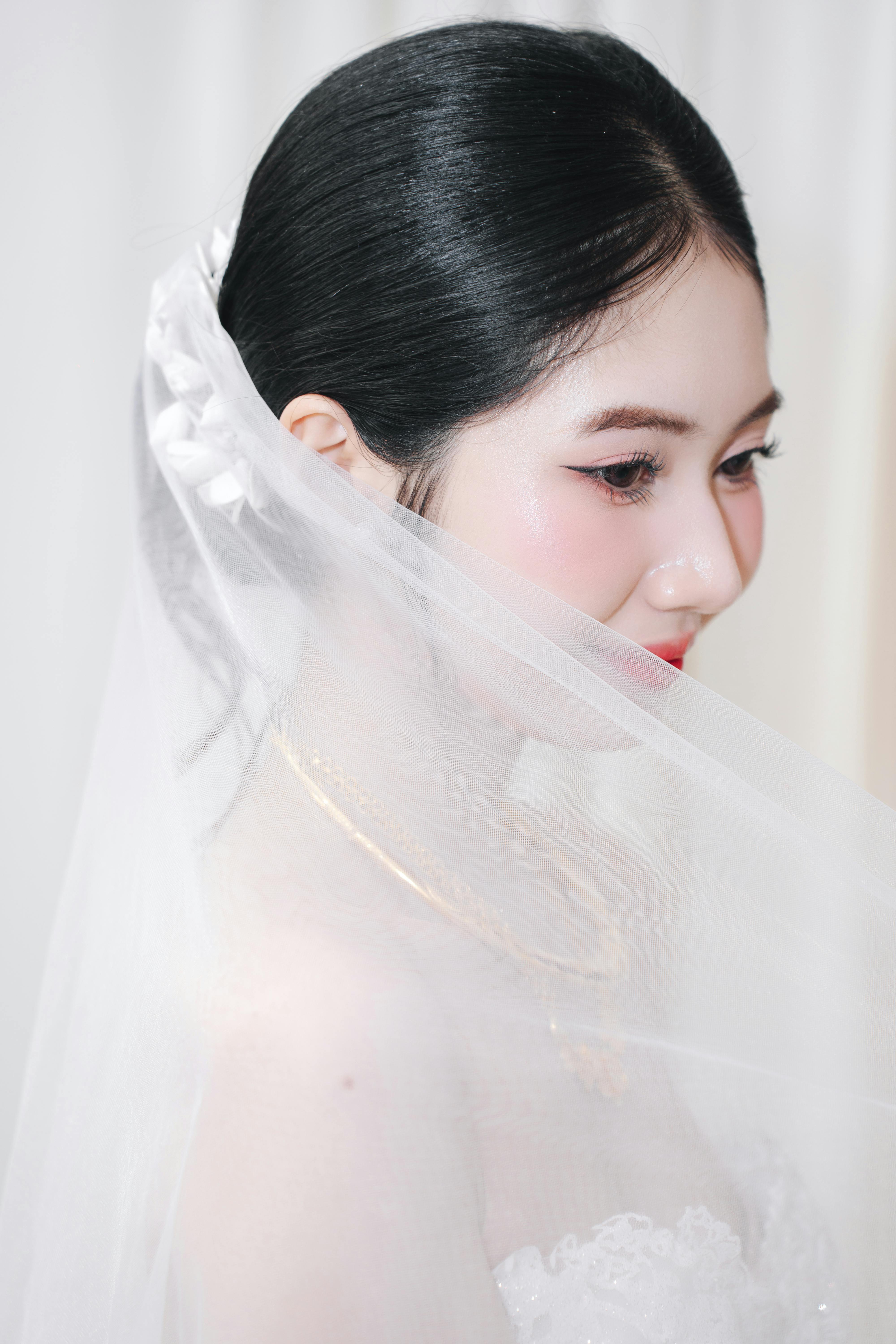 免费 一张美丽的特写镜头，新娘戴着白色面纱，展现出优雅和高贵的气质。 素材图片