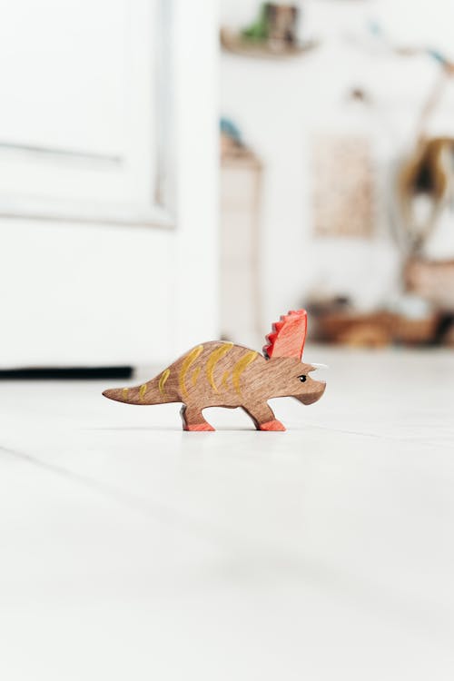 Zabawka Brązowy Dinozaur Na Białej Podłodze