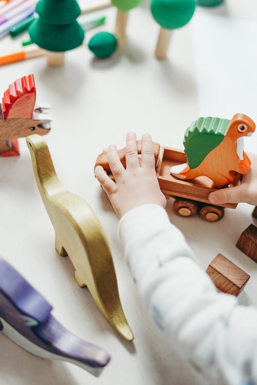 Ingyenes stockfotó dinoszaurusz, fa, fából készült játékok témában