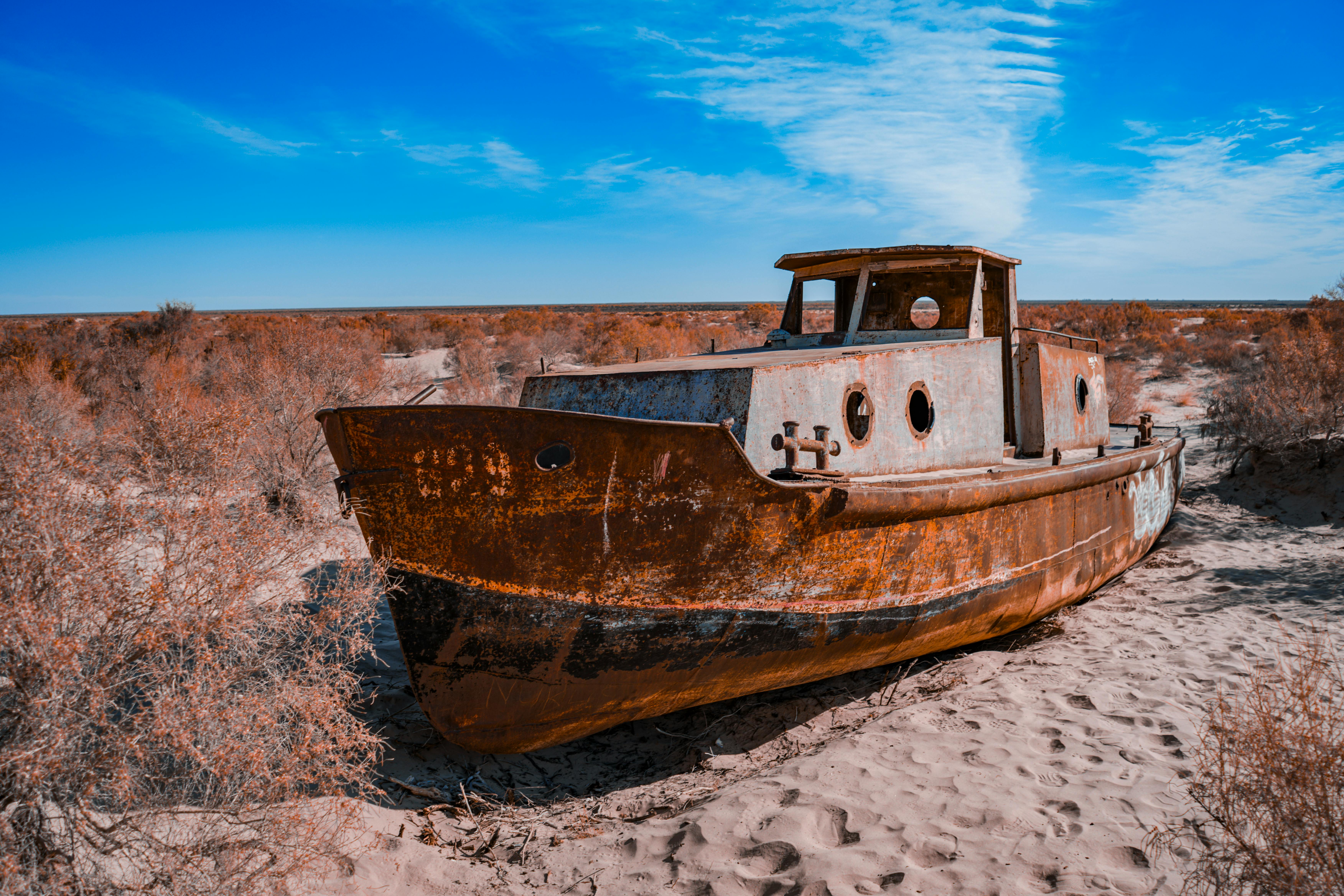 ฟรี เรือเก่าขึ้นสนิมถูกทิ้งร้างเกยตื้นอยู่บนทะเลทรายที่ครั้งหนึ่งเคยเป็นทะเลอารัลในประเทศอุซเบกิสถาน คลังภาพถ่าย