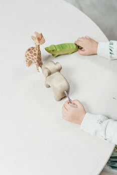 一个孩子在室内玩着木制玩具，强调创造力