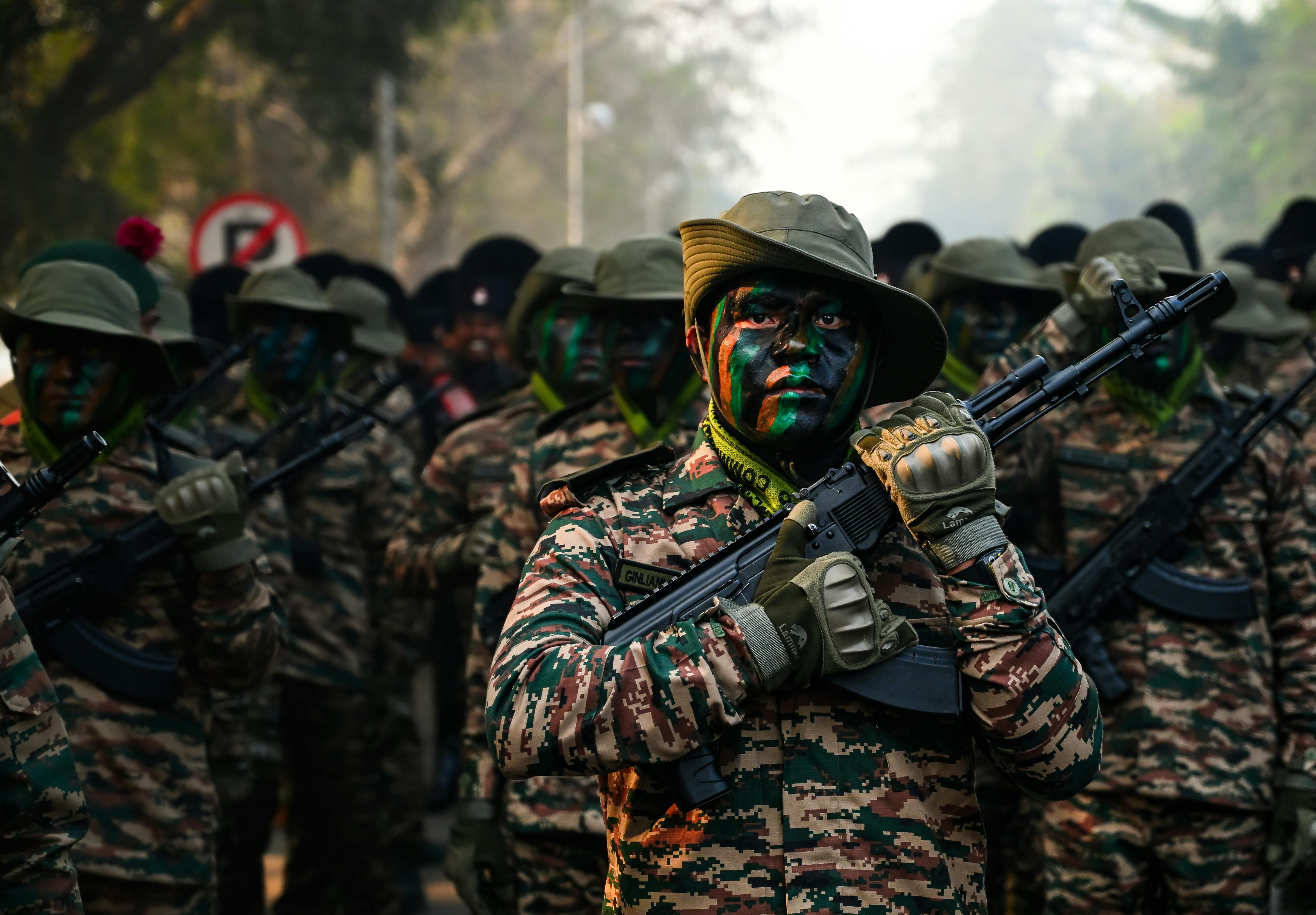 ฟรี ทหารในชุดลายพรางในอินเดียเข้าร่วมการสวนสนามทางทหาร แสดงให้เห็นถึงความพร้อมและระเบียบวินัย คลังภาพถ่าย