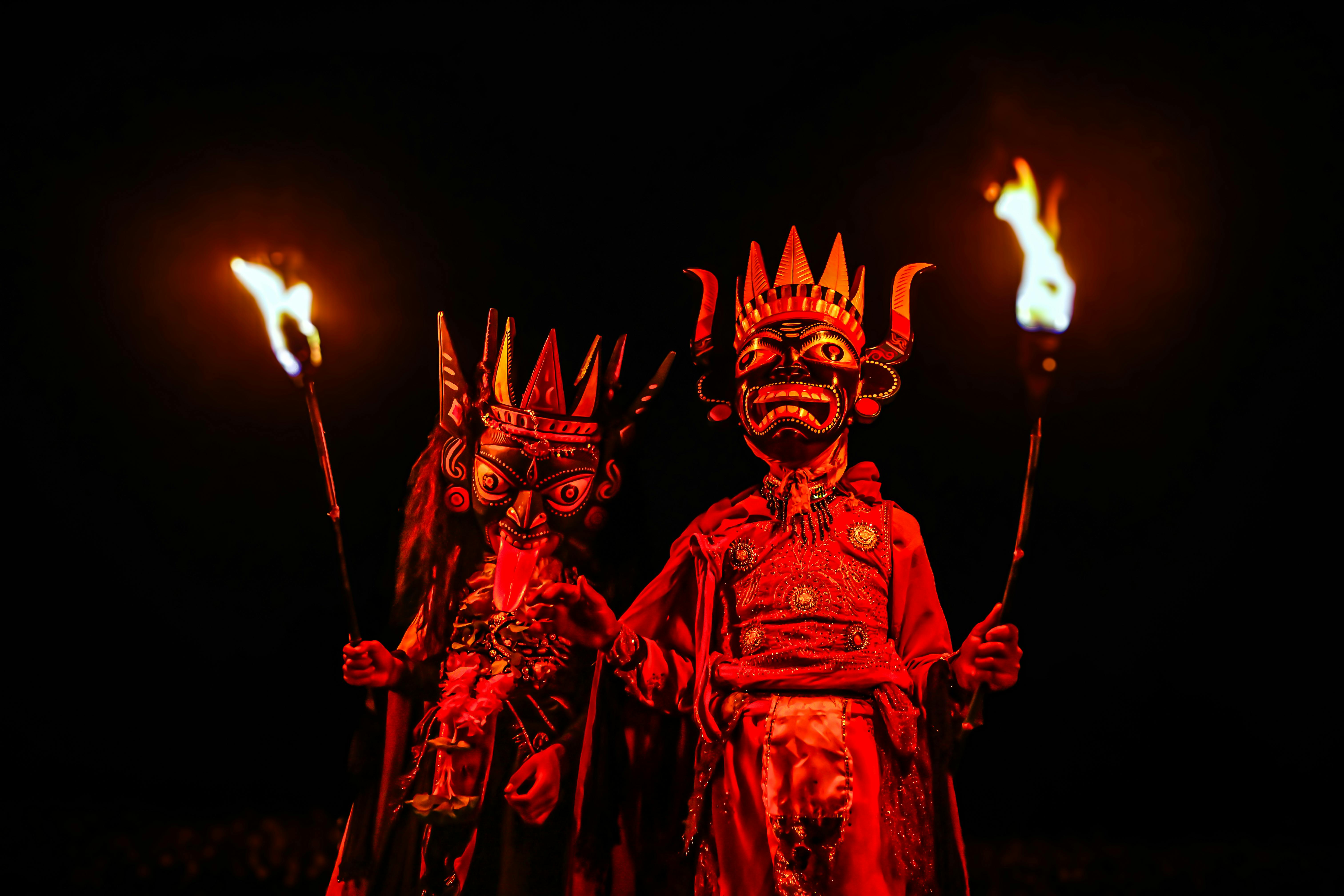 免费 在西孟加拉邦的传统节日中，印度面具舞者在夜晚手持火炬进行精彩纷呈的表演。 素材图片