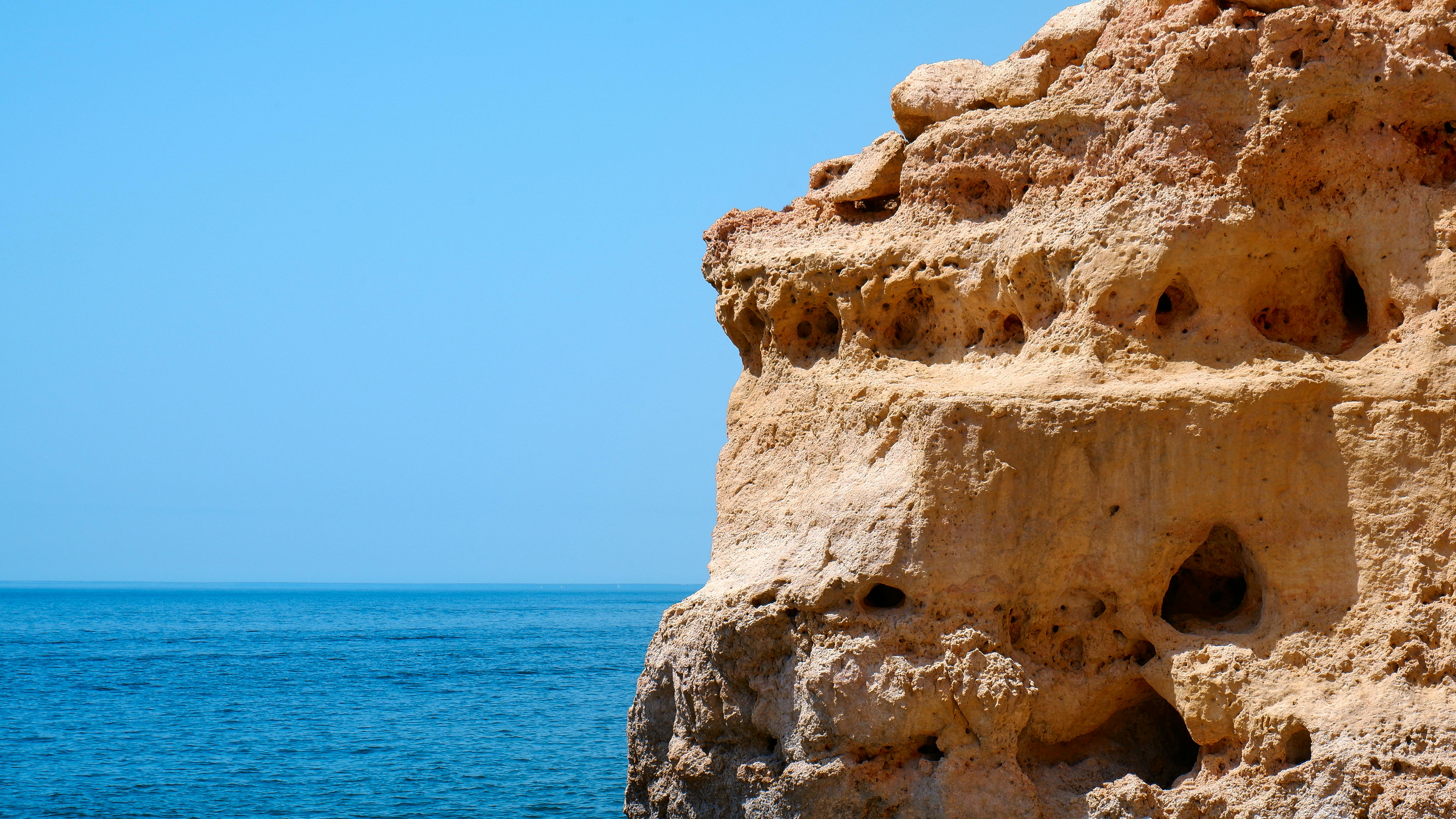 Zadarmo Úchvatný výhľad na vápencové útesy na pozadí azúrového Atlantického oceánu v portugalskom Algarve. Fotka z fotobanky