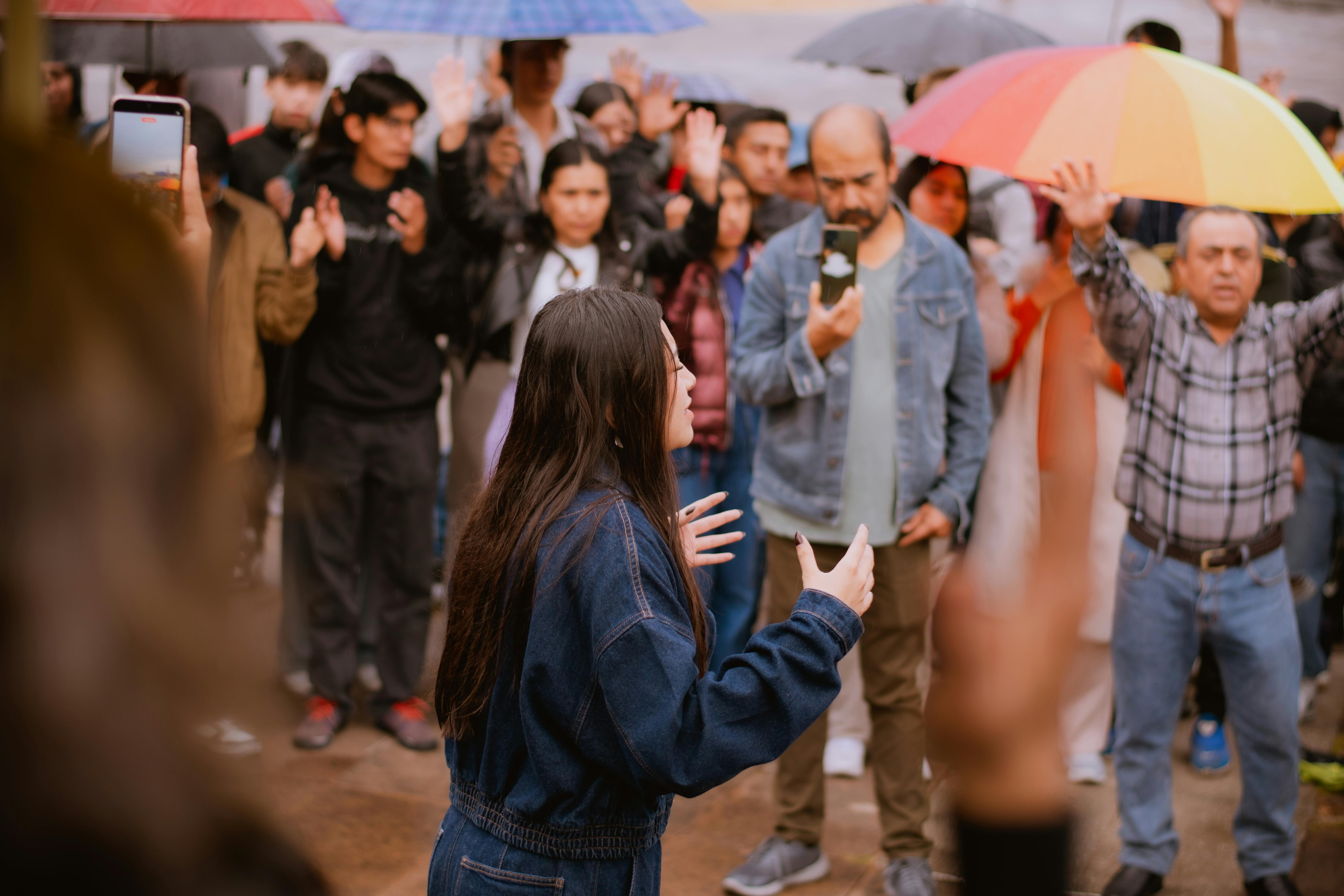 ingyenes Egy élénk szabadtéri rendezvény változatos résztvevőkkel, színes esernyőkkel és lelkes hangulattal. Stockfotó