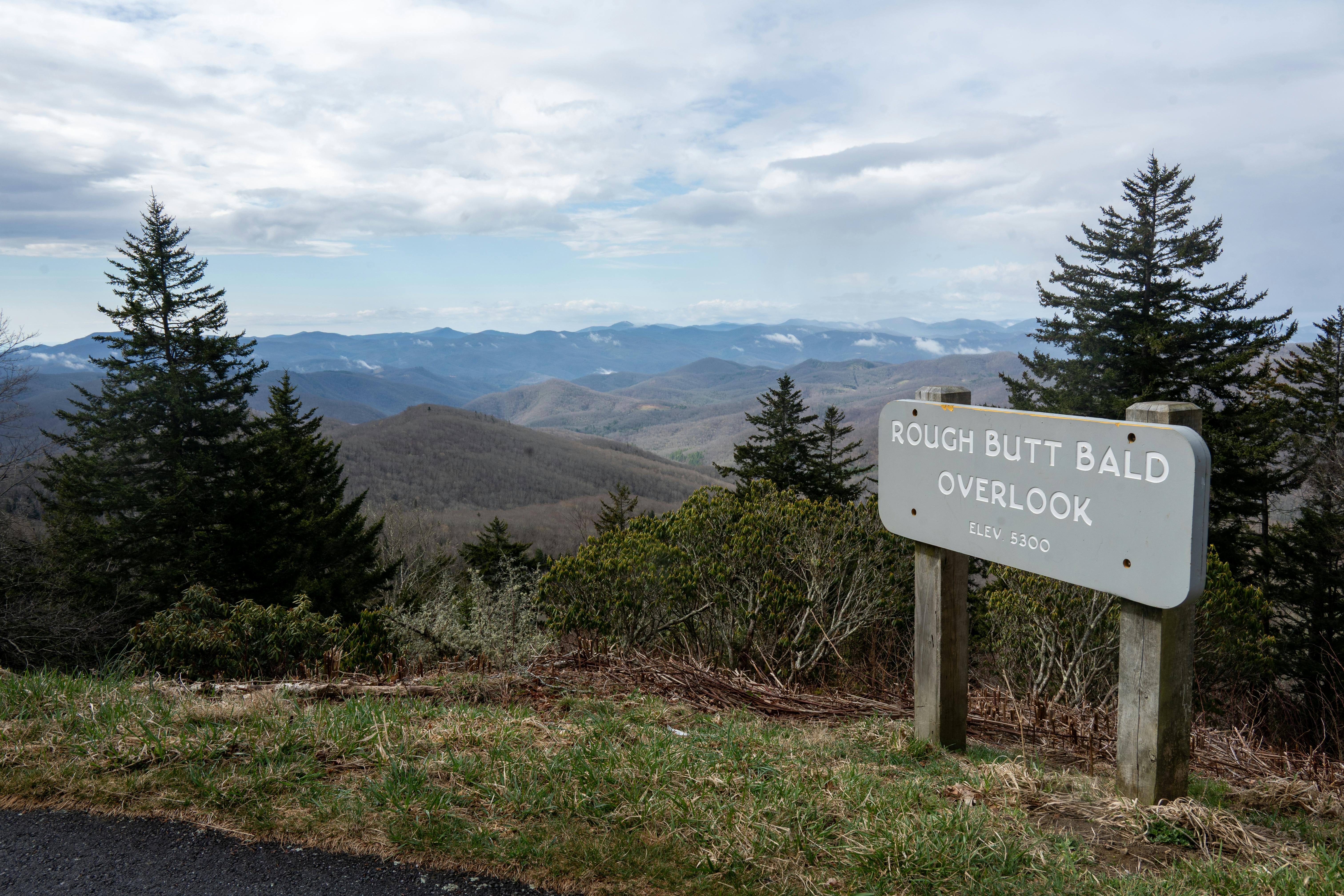 Zadarmo Úchvatný výhľad na pohorie Blue Ridge z vyhliadky Rough Butt Bald za slnečného dňa. Fotka z fotobanky