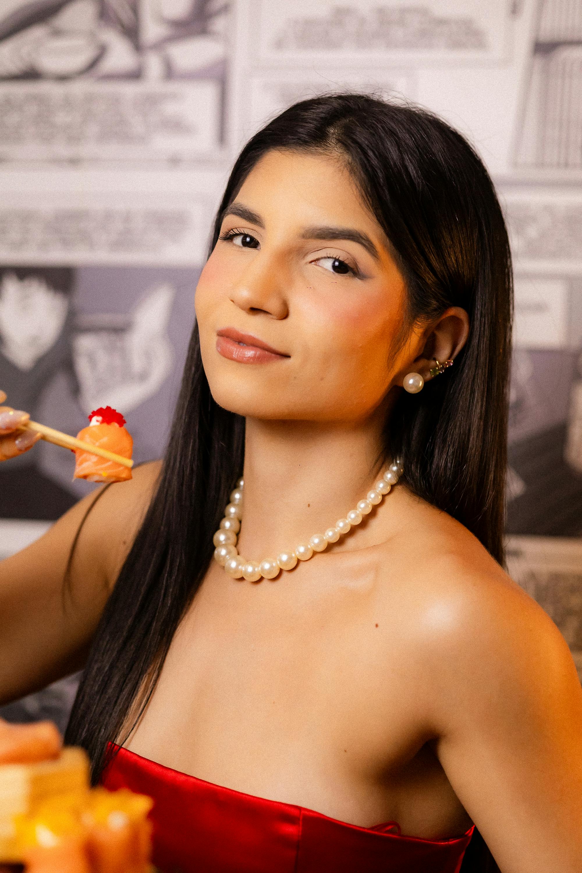 ฟรี หญิงสาวผู้มีสไตล์ในชุดไข่มุกกำลังเพลิดเพลินกับการรับประทานซูชิภายในอาคาร โดยมีฉากหลังเป็นภาพการ์ตูนศิลปะ คลังภาพถ่าย