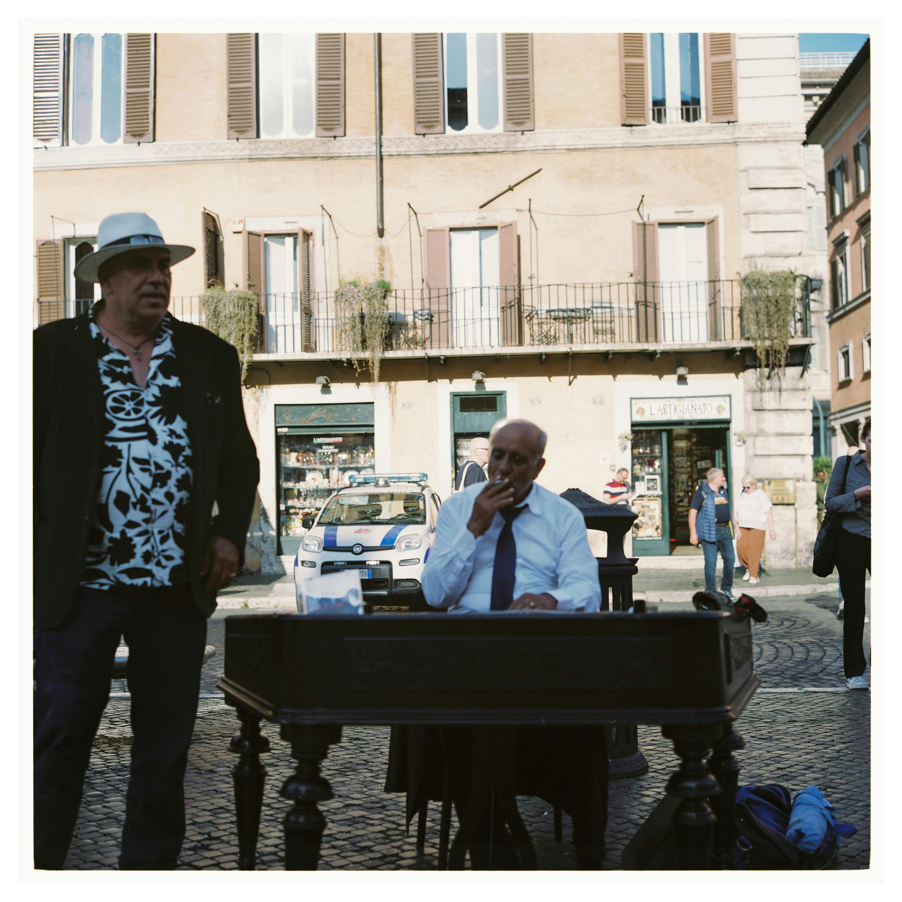 免费 意大利威尼斯街头的音乐家们在熙熙攘攘的广场上表演。 素材图片