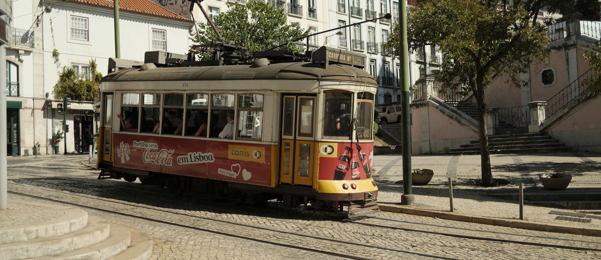 Un tranvía antiguo en el casco histórico de Lisboa