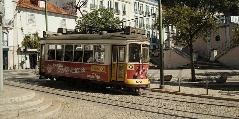 Un tranvía antiguo en el casco histórico de Lisboa