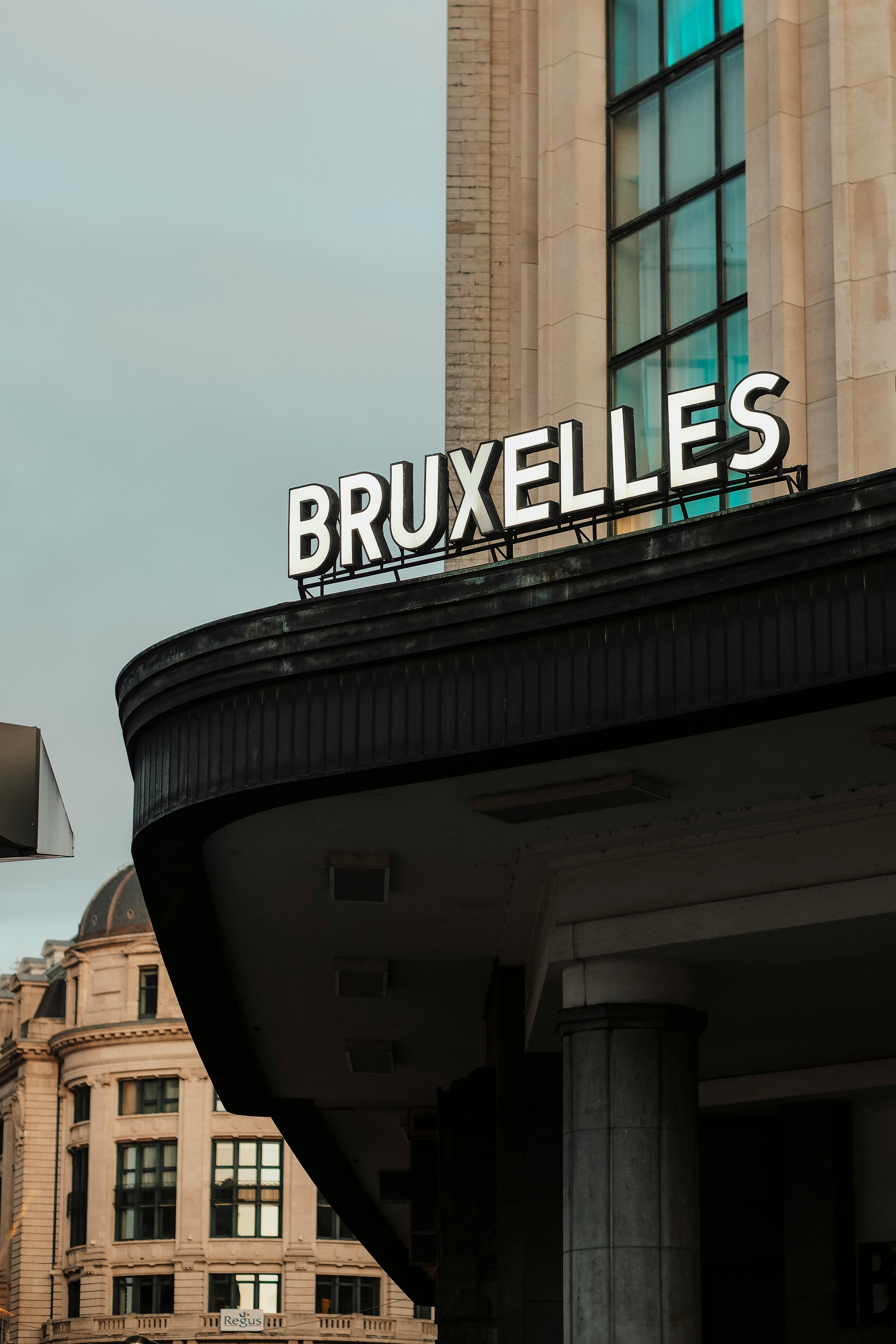 Zadarmo Klasická snímka zachytávajúca bruselské označenie na historickej fasáde budovy v Bruseli v Belgicku. Fotka z fotobanky