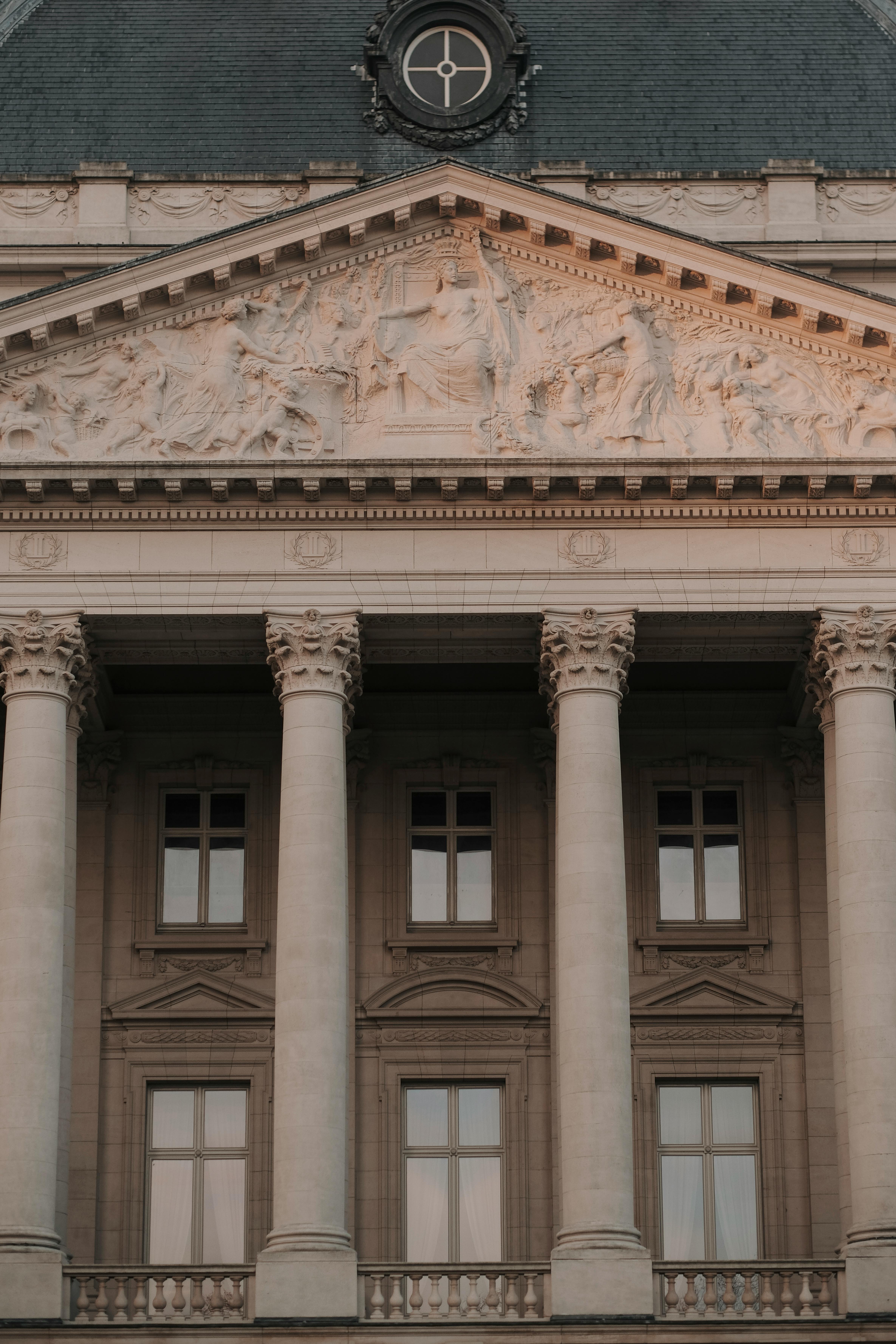 Zadarmo Pohľad zhora na neoklasicistickú architektúru v Bruseli so zdobenými stĺpmi a sochami. Fotka z fotobanky