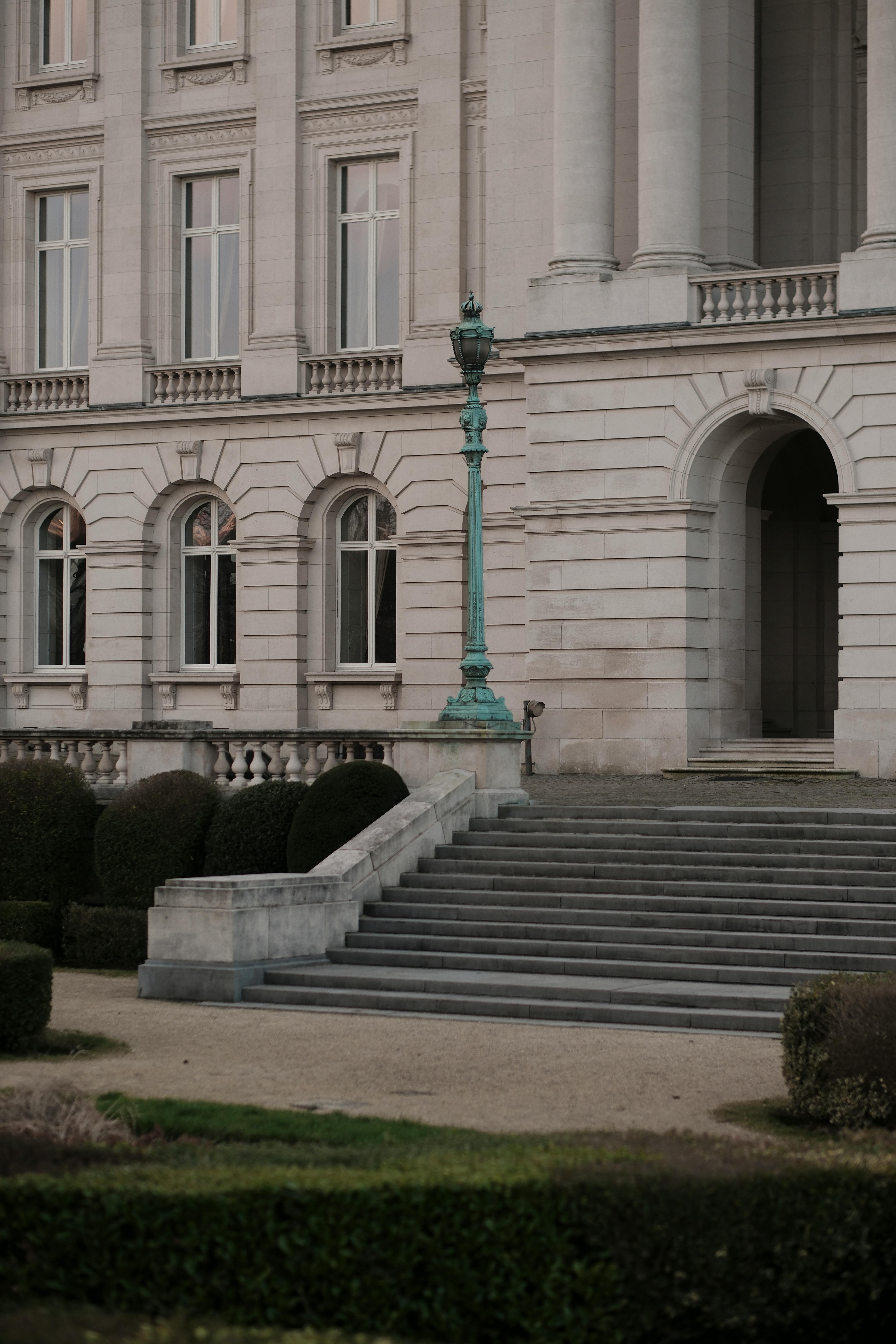 ingyenes Egy bonyolult részletekkel és impozáns lépcsővel díszített neoklasszicista épület külső képe Brüsszelben. Stockfotó