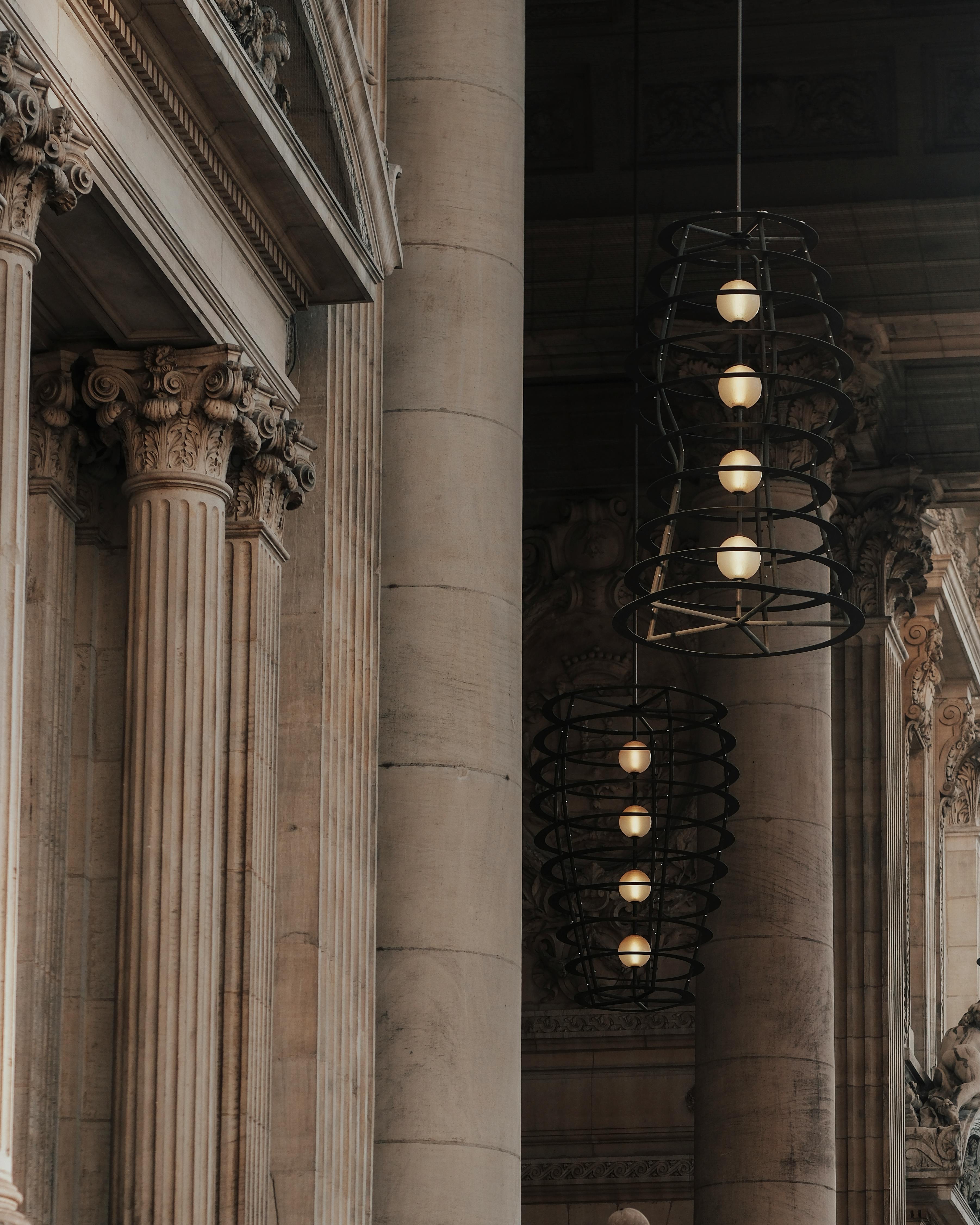 Безкоштовне Витончені архітектурні деталі та освітлення всередині історичної споруди в Брюсселі, Бельгія. стокове фото