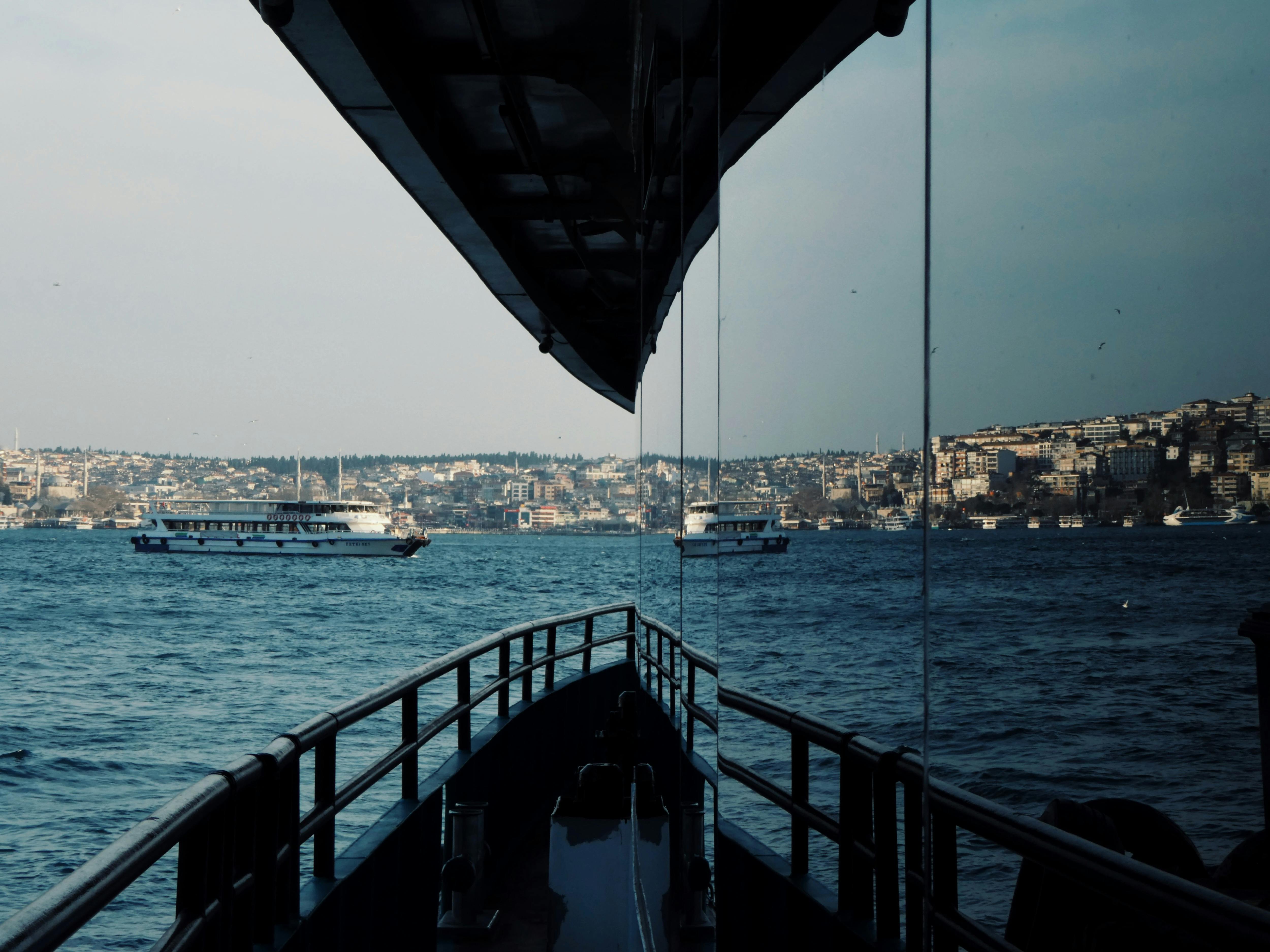 Zadarmo Malebný pohľad na lode na Bospore s jedinečným odrazovým efektom v Istanbule. Fotka z fotobanky