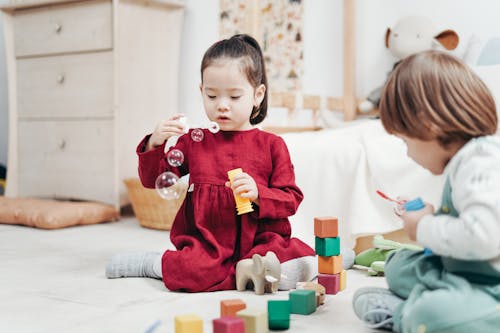 Les Tout Petits Jouant à L'intérieur