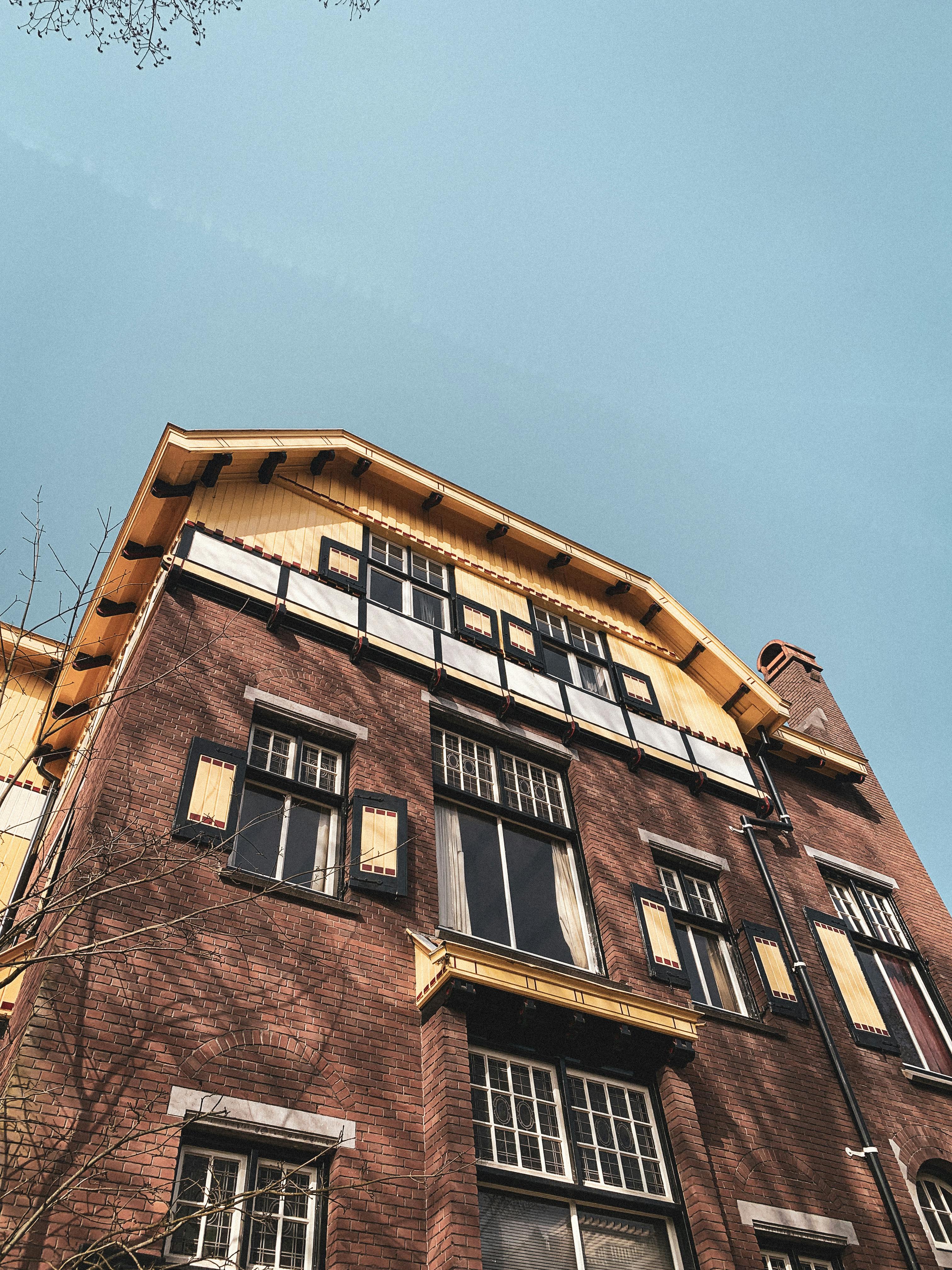 免费 阿姆斯特丹一座优雅的历史建筑，在湛蓝的天空下展现出经典的建筑风格。 素材图片