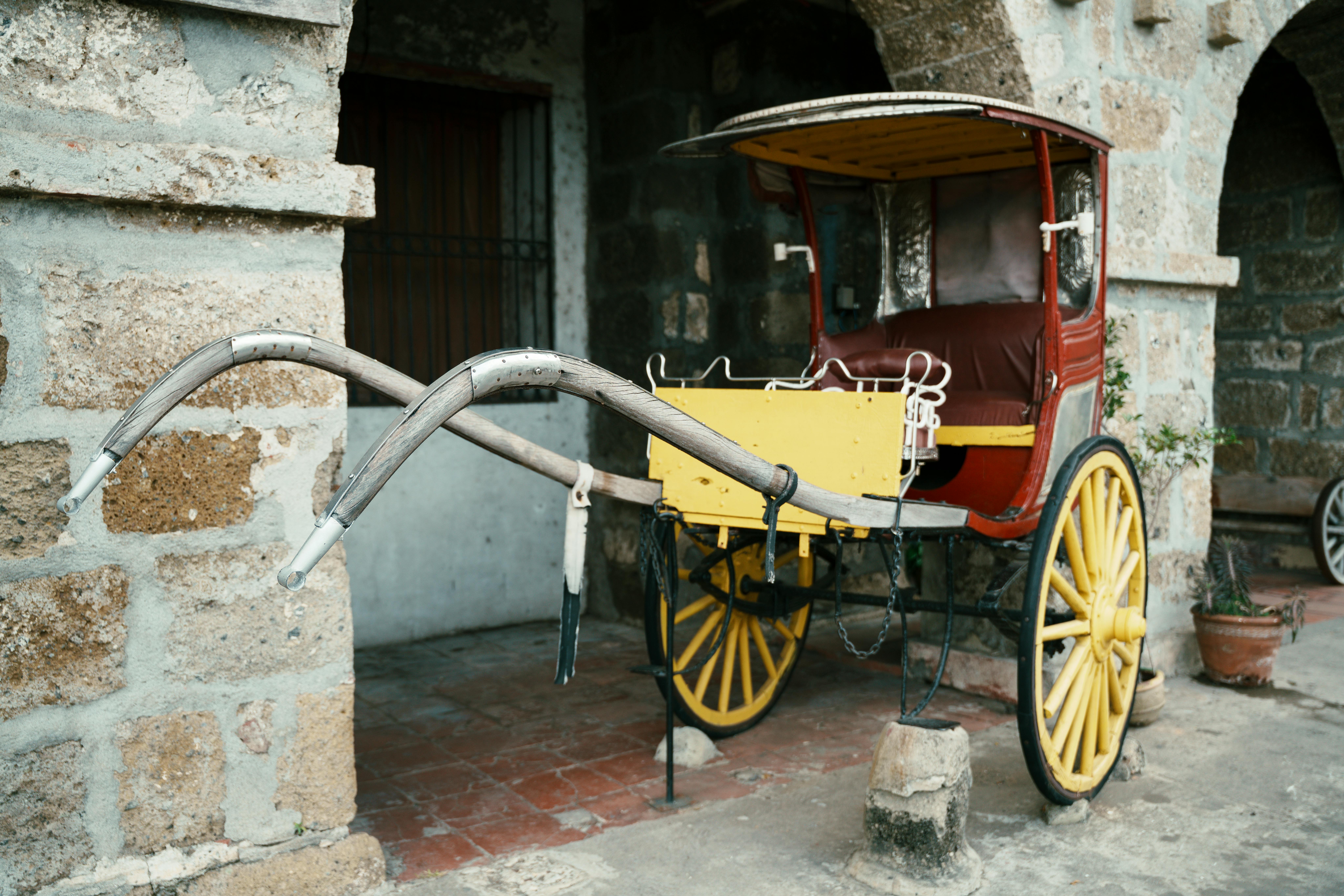 ingyenes Egy hagyományos kalesa lókocsi a Fülöp-szigeteki Taal rusztikus kőépítészeti stílusában. Stockfotó