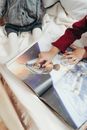 一个孩子指着书中的火箭插图，展现出他的好奇心和学习能力